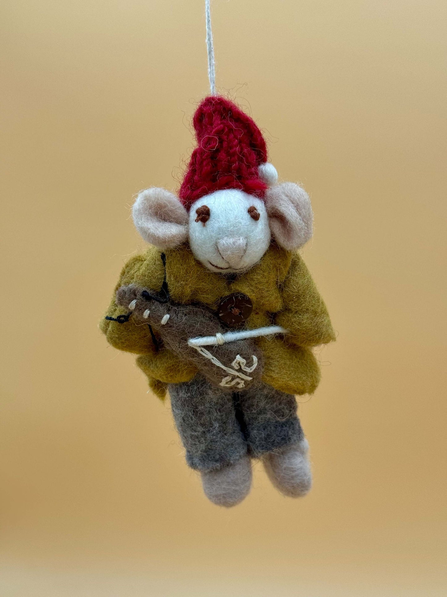 Filzanhänger Schlüsselanhänger Maus in Band Violine, handgemacht aus 100% Wolle in grau, gelb und rot.