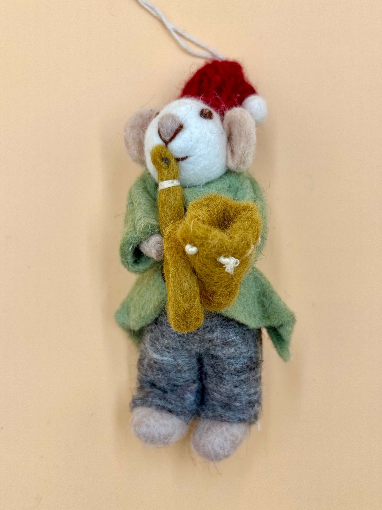 Filzanhänger Schlüsselanhänger Maus spielt Trompeter, handgemacht aus Wolle, Größe M, in grün, rot und weiß.
