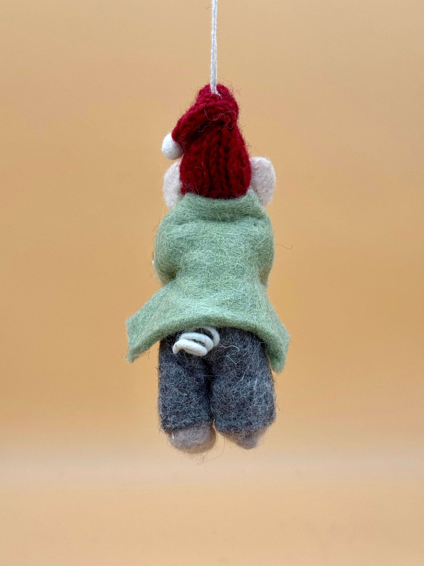 Filzanhänger Schlüsselanhänger Maus in Band Trompeter, handgemacht aus Wolle, grün rot für kreative Deko oder Geschenke.