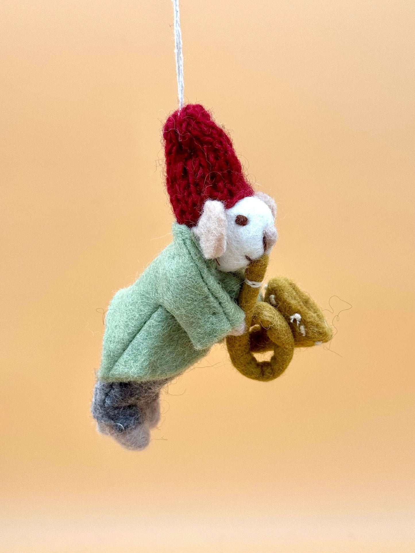 Filzanhänger Schlüsselanhänger Maus in Band Trompeter, handgemacht aus 100% Wolle in grün, rot und weiß.