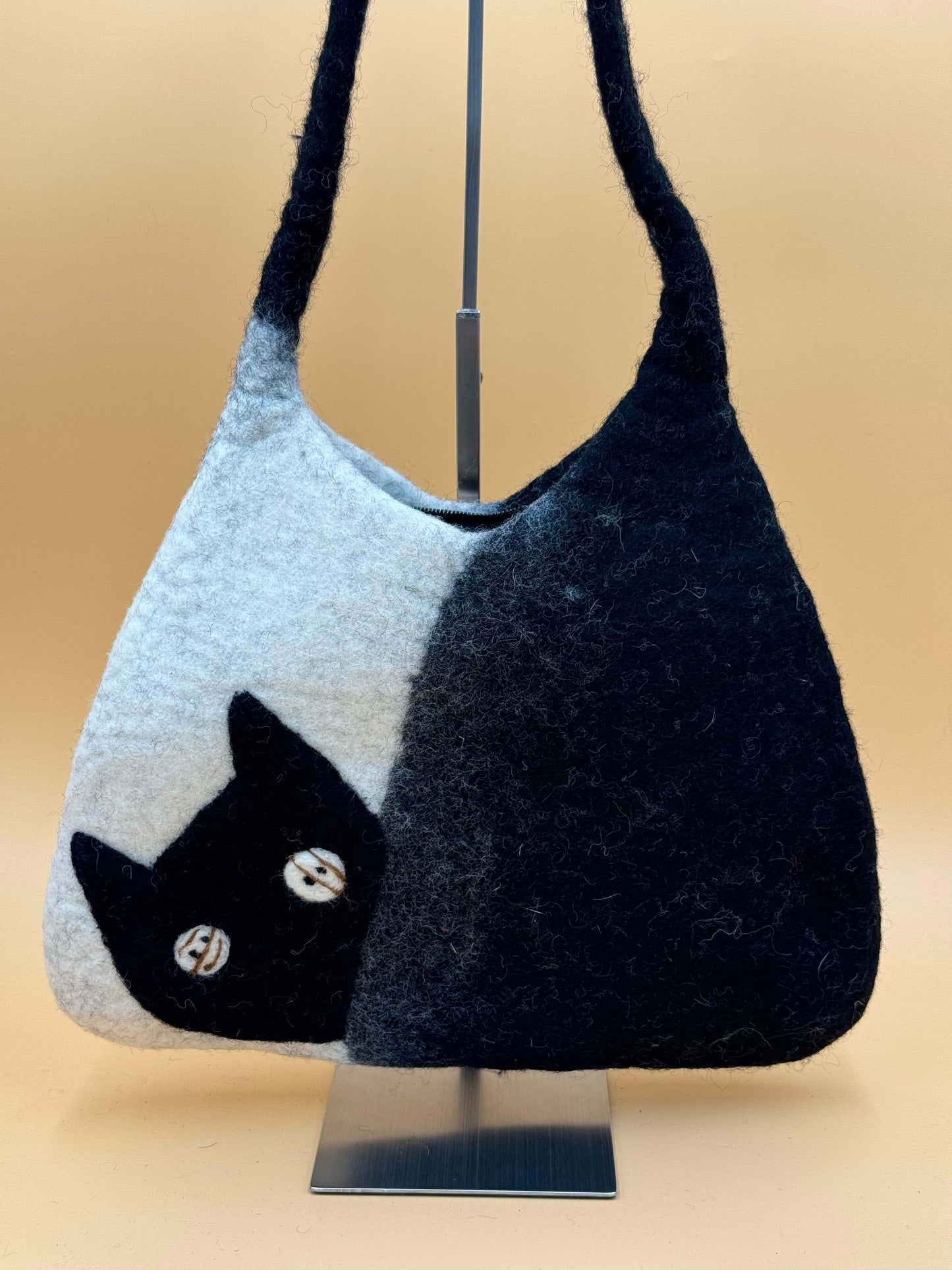 Handgemachte Schultertasche Filztasche Size M Baguette Bag Katze in schwarz-weiß aus 100% Wolle.