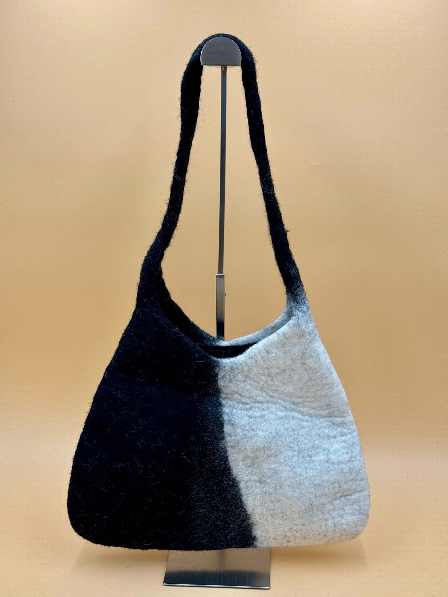 Schultertasche Filztasche Size M Baguette Bag Katze in schwarz-weiß, handgefertigt aus 100% Wolle mit Innenfutter.