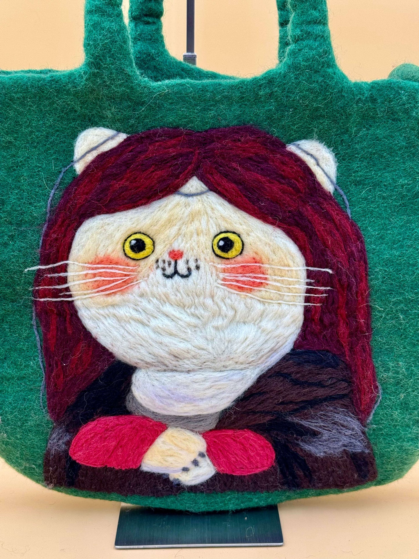 Filz Schultertasche in grün mit handgefertigtem Katzen-Mona-Lisa Design, Größe L, perfekt für Alltag und Aufbewahrung.