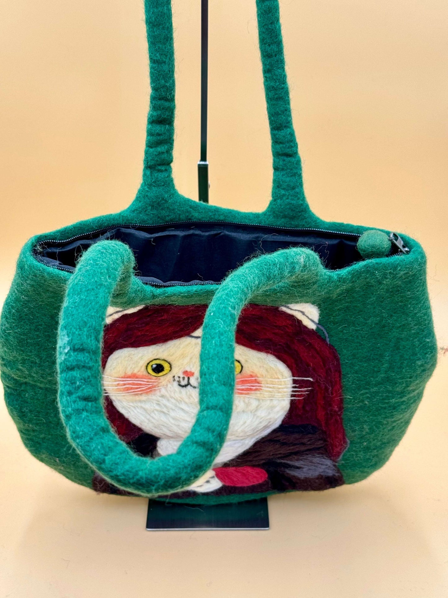 Handmade green felt tote bag with a cute cat design, perfect for everyday use. Size L and practical for various items.
