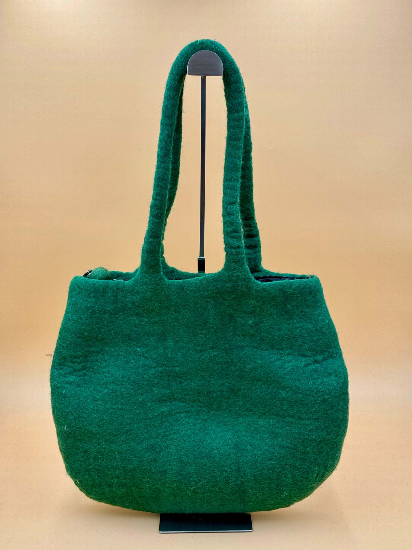 Grüne handgemachte Filztasche Größe L für Schulter mit einzigartigem Design, ideal für Laptop, Bücher und mehr.