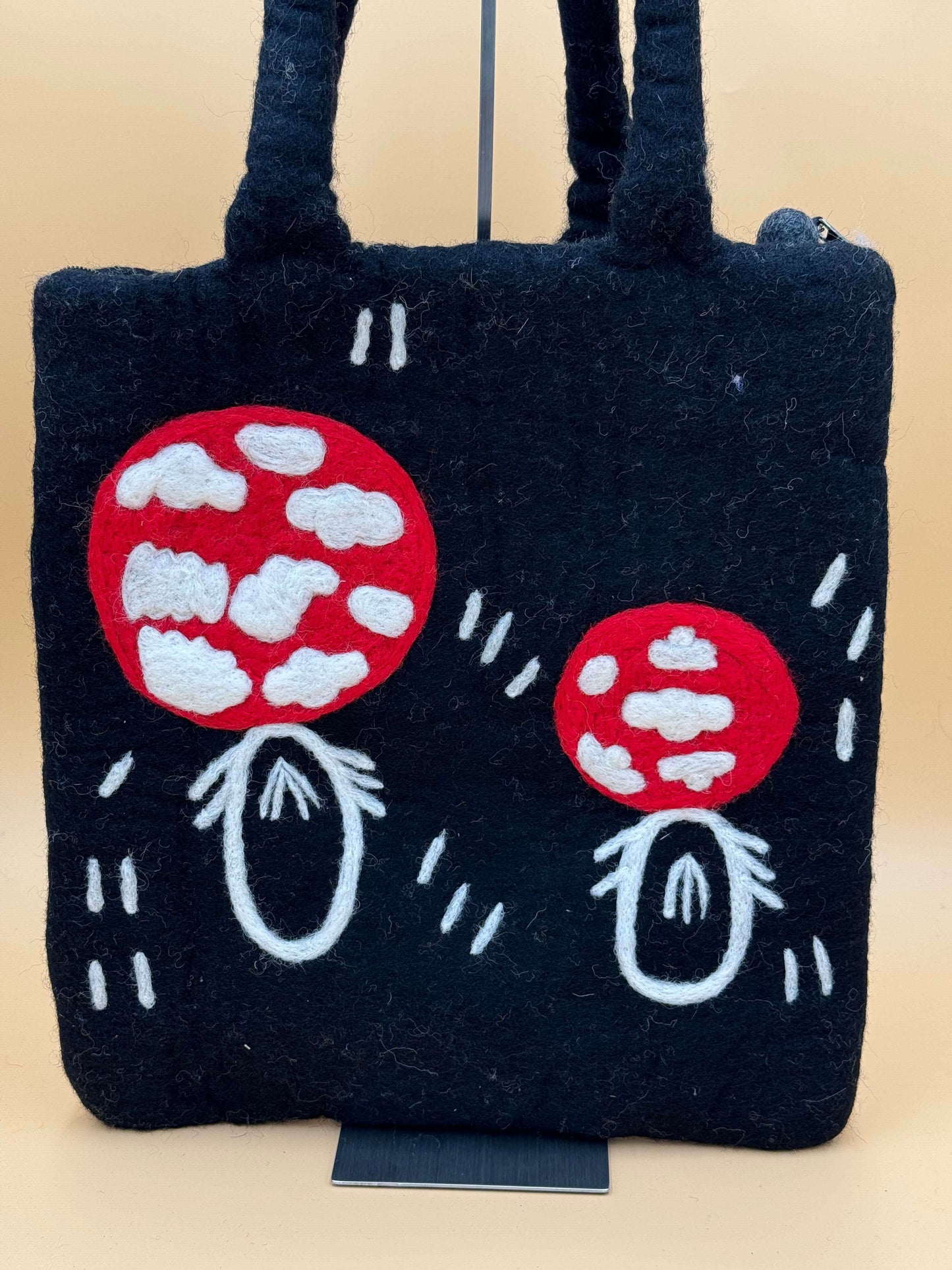 Schwarze Schultertasche Filztasche Size L mit roten und weißen Pilz-Motiven, handgemacht aus 100% Wolle.