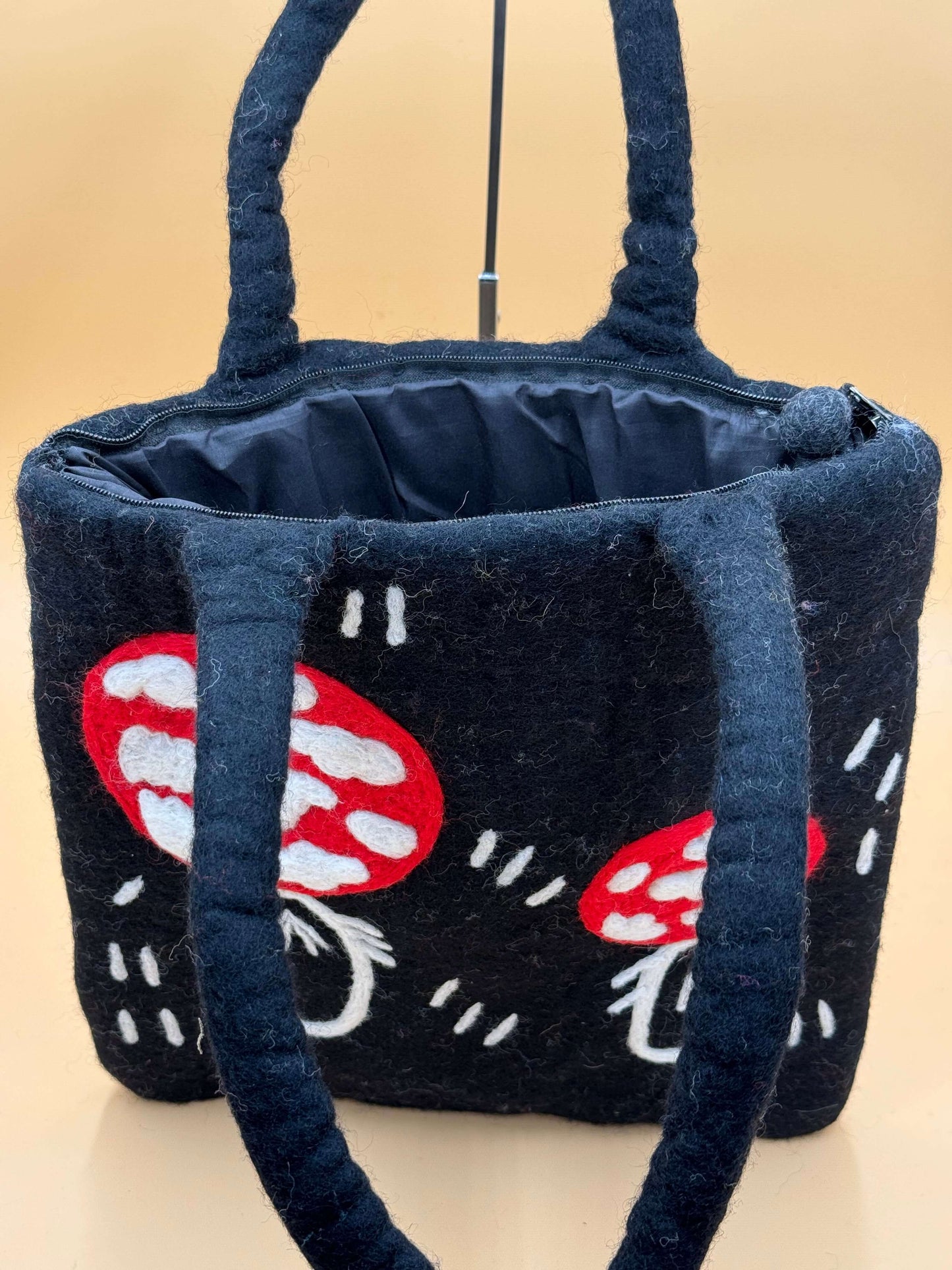 Schultertasche Filztasche Size L Shopper mit Pilzen in schwarz, rot und weiß, handgefertigt aus 100% Wolle.