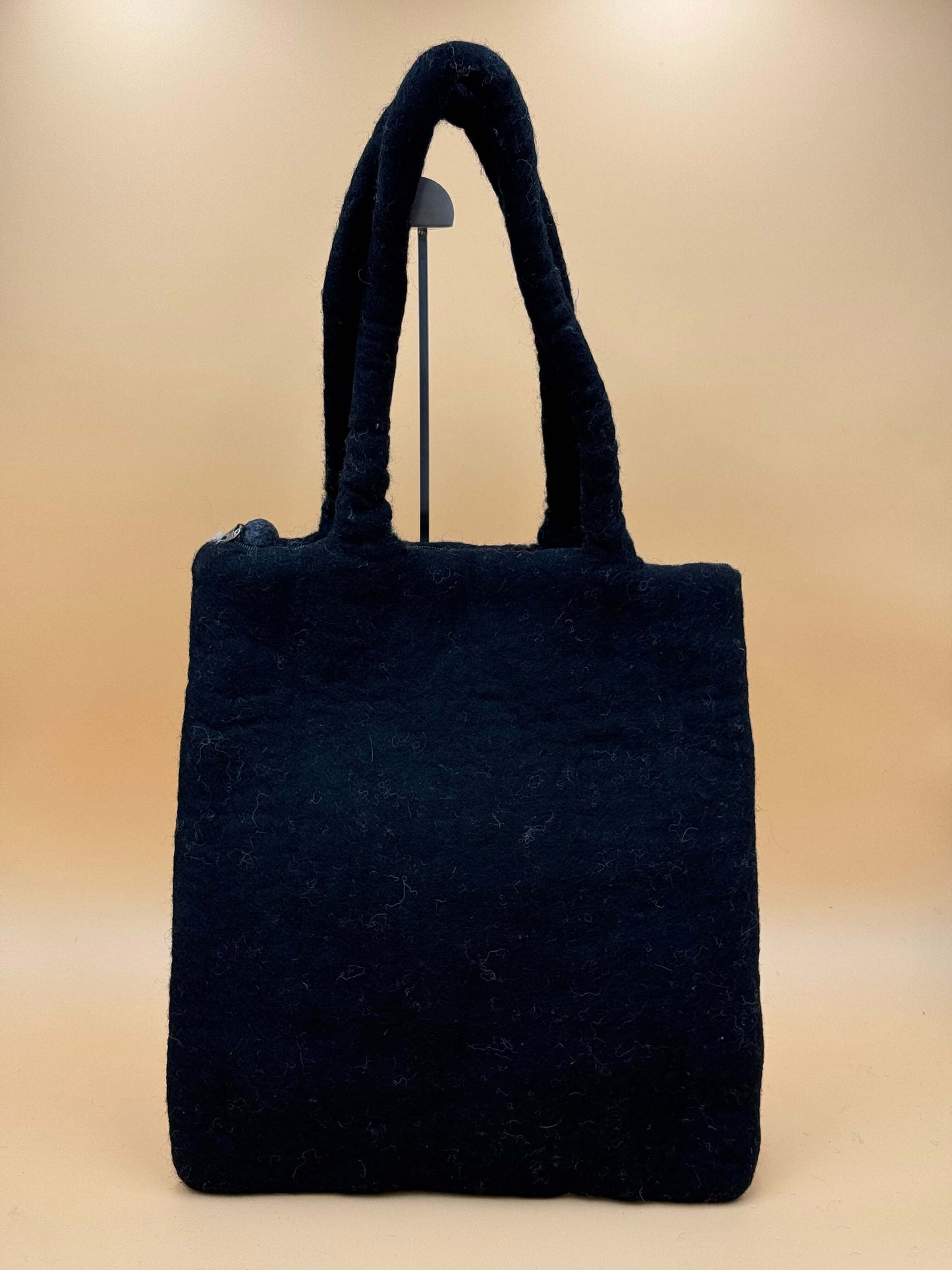 Schultertasche Filztasche Size L in schwarz, handgemacht, praktisch für computertaugliche Nutzung und alltägliche Dinge.