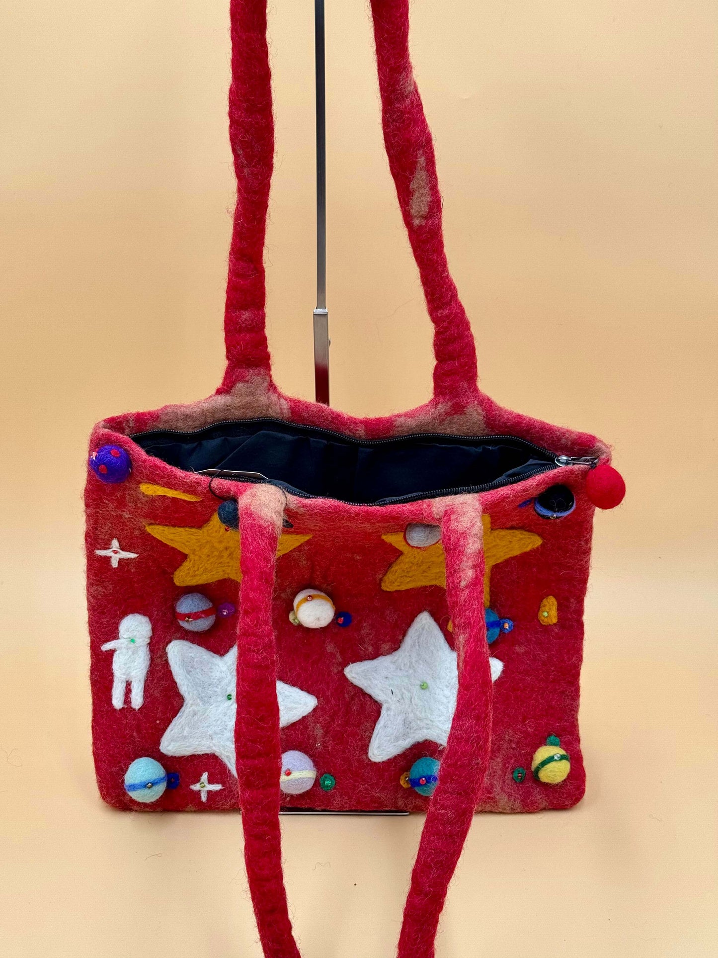 Handgemachte Schultertasche Filztasche Size L in rot mit Planetenmotiven, 33x33cm, ideal für kleine Gegenstände.