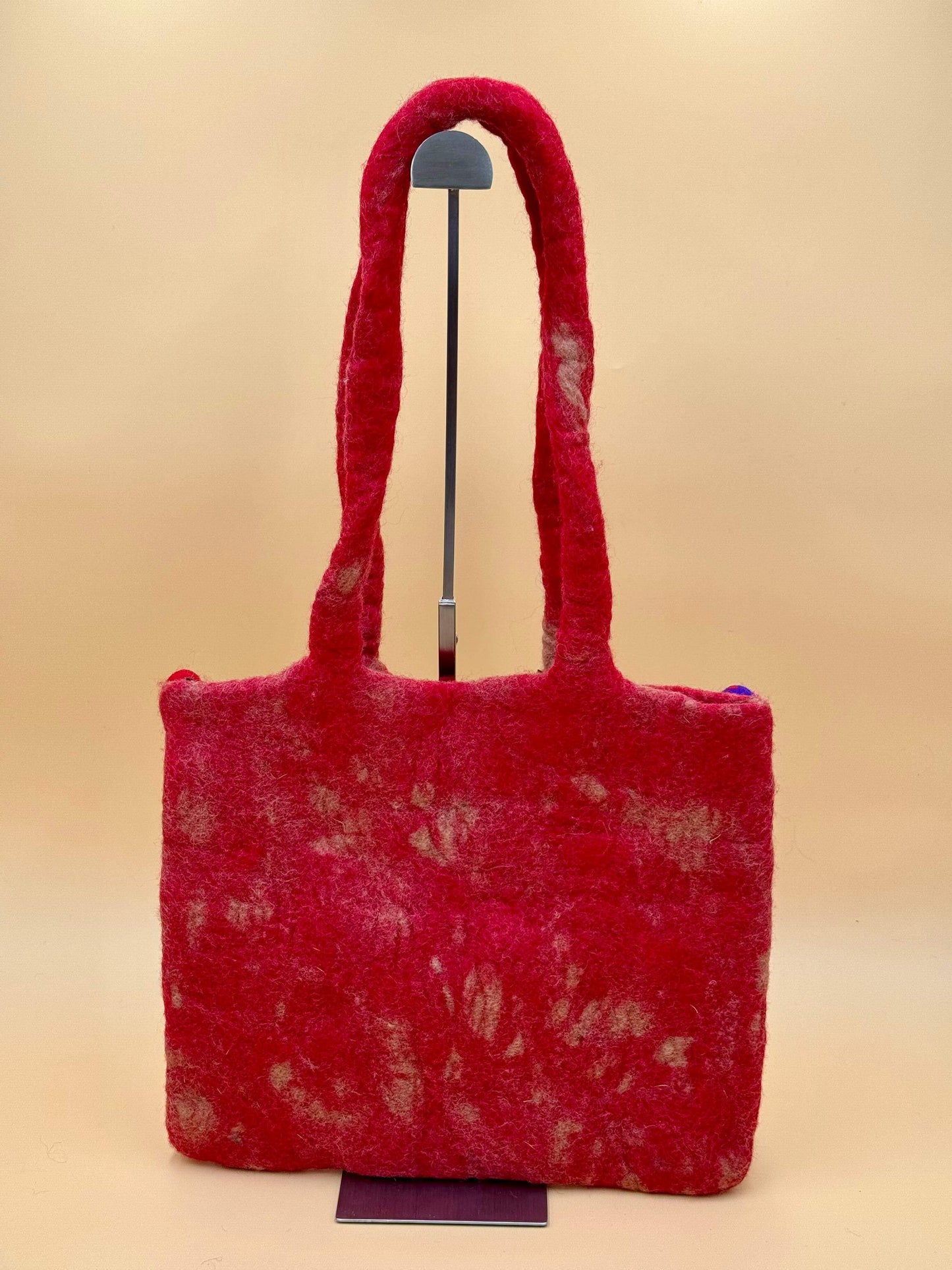 Schultertasche Filztasche Size L Shopper Planeten rot aus 100% Wolle, handgefertigt, in leuchtendem Rot mit bunten Akzenten.