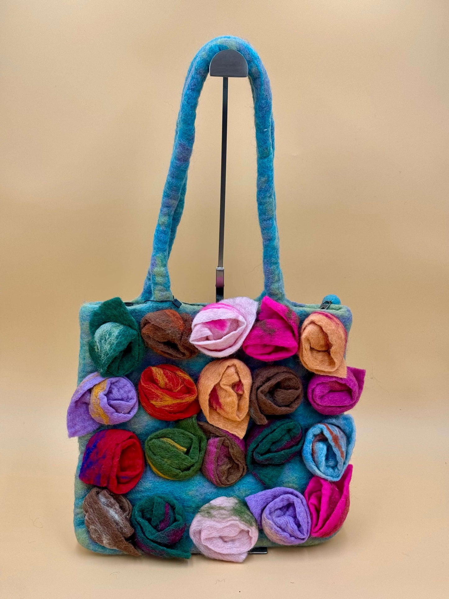Schultertasche Filztasche Size L Shopper mit bunten Rosen in Blau und Rosa, handgefertigt aus 100% Wolle.