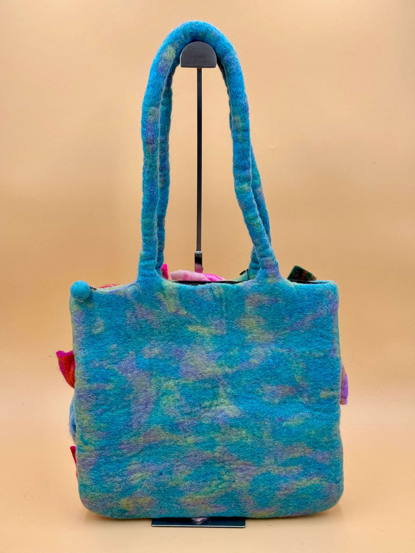 Schultertasche Filztasche Size L Shopper in bunten Blau- und Rosatönen, handgefertigt aus 100% Wolle.