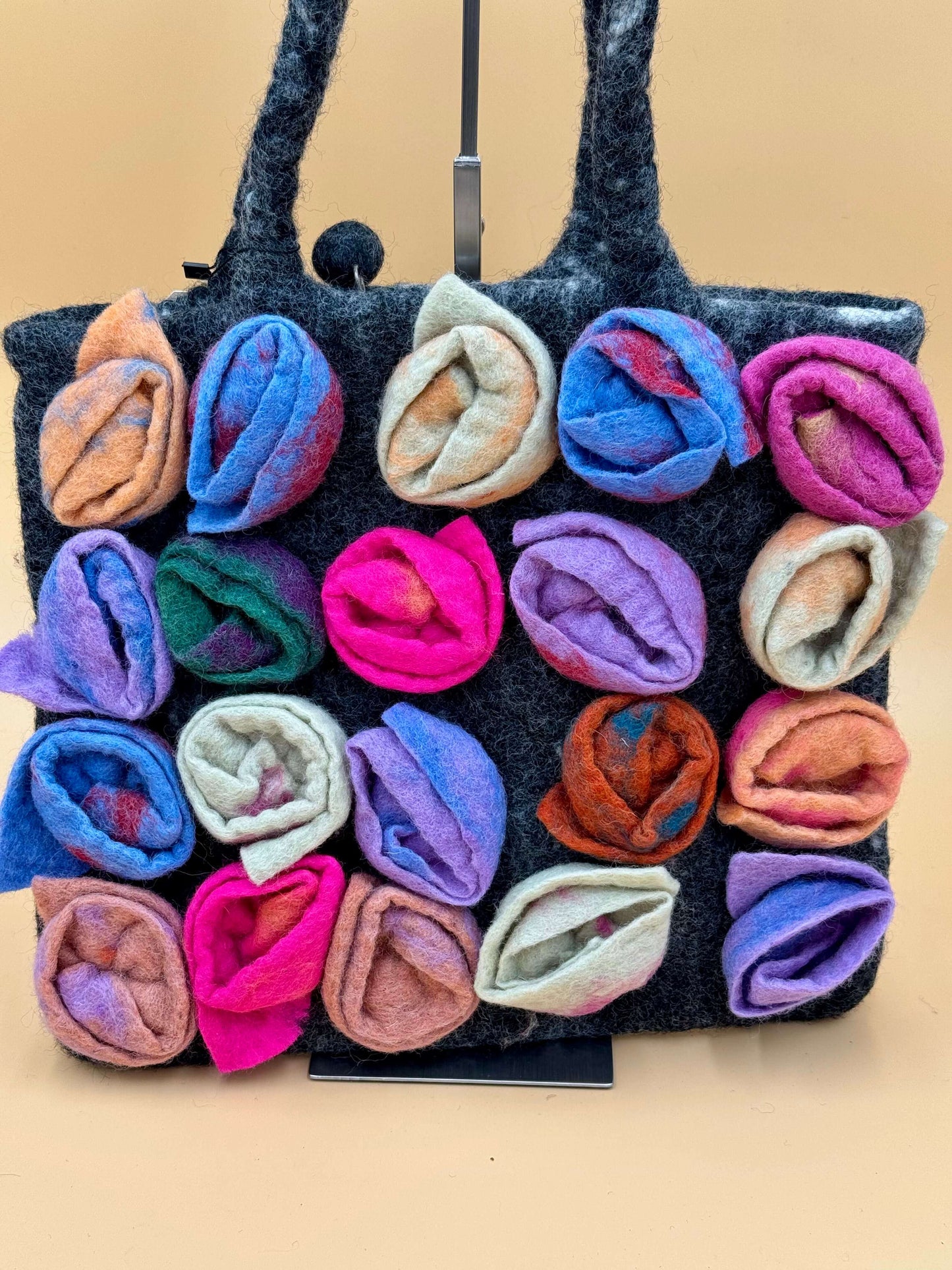 Schultertasche Filztasche Size L Shopper mit bunten Rosen aus Wolle, handgefertigt, 33x33cm, in Schwarz, Rosa und Blau.