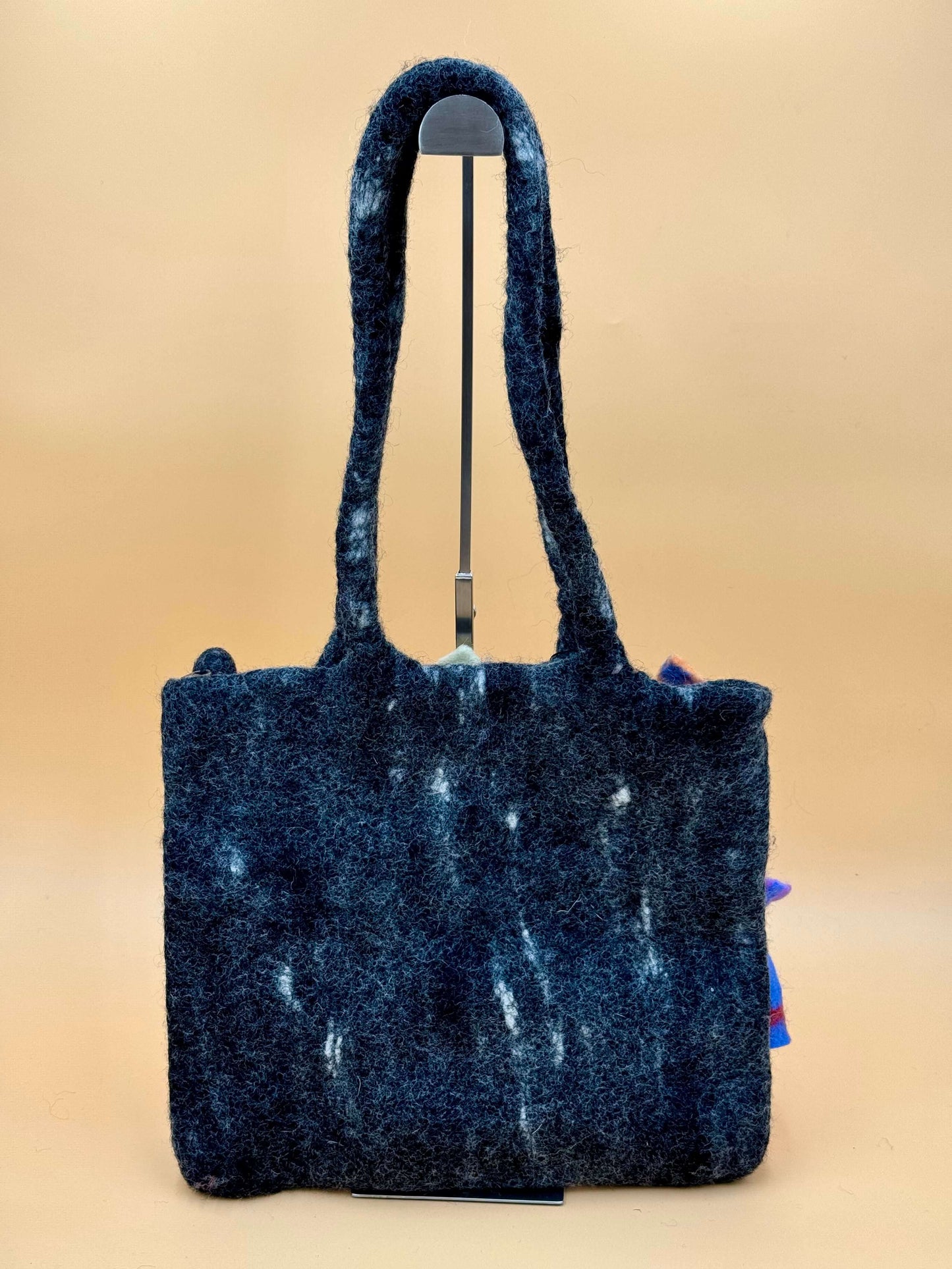 Schultertasche Filztasche Size L Shopper Rosen bunt in Schwarz mit kreativen Farbmuster, handgefertigt aus 100% Wolle.