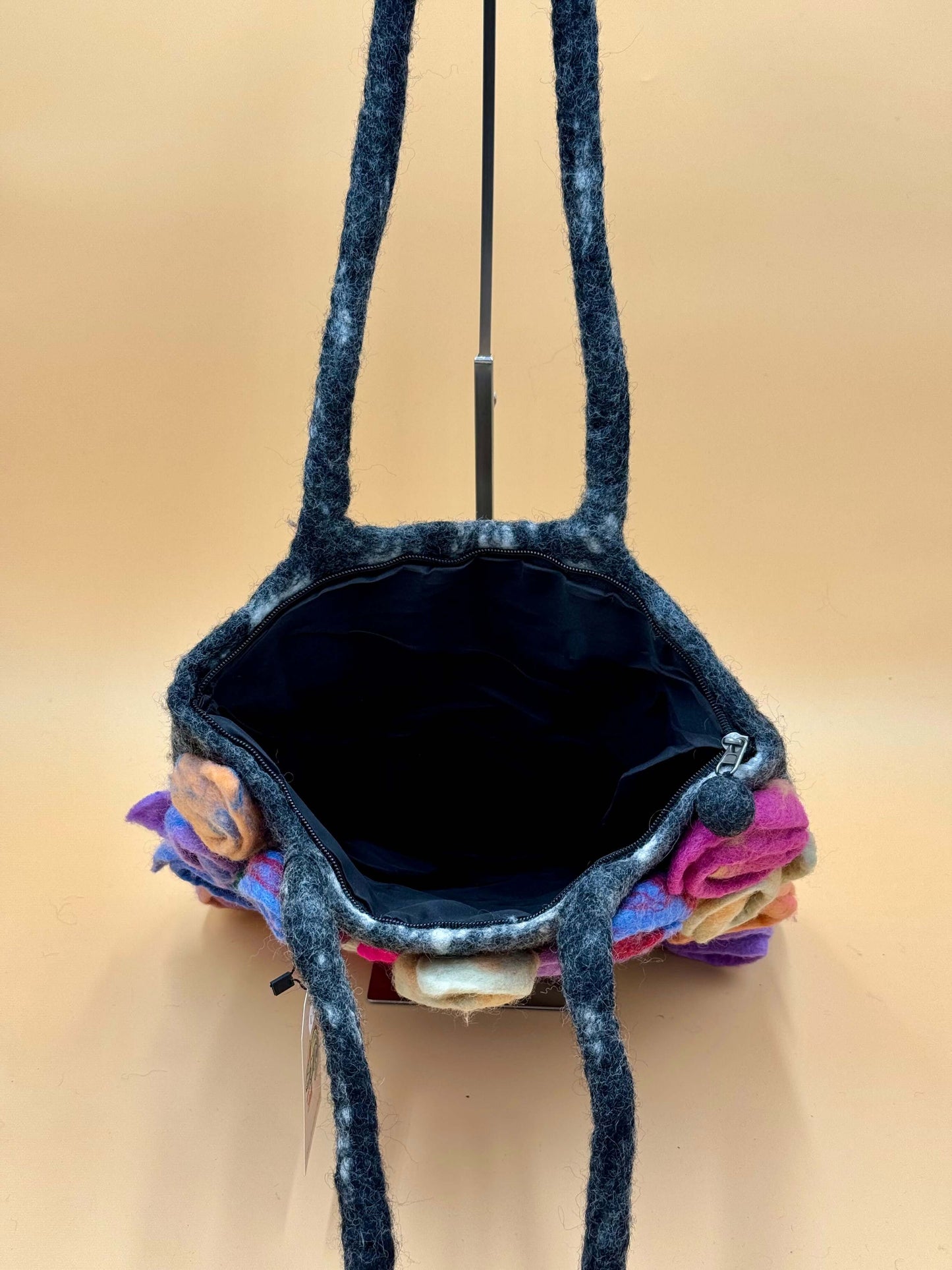 Innenansicht einer Schultertasche Filztasche Size L Shopper in bunten Farben, handgefertigt aus Wolle mit Reißverschluss.