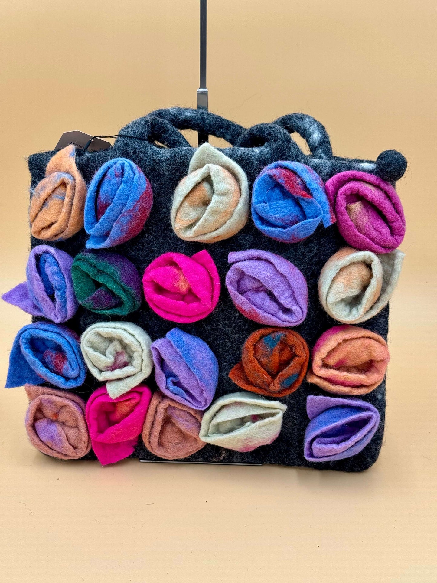 Schultertasche Filztasche Size L Shopper Rosen bunt, handgemachte Filztasche mit bunten Rosenapplikationen.