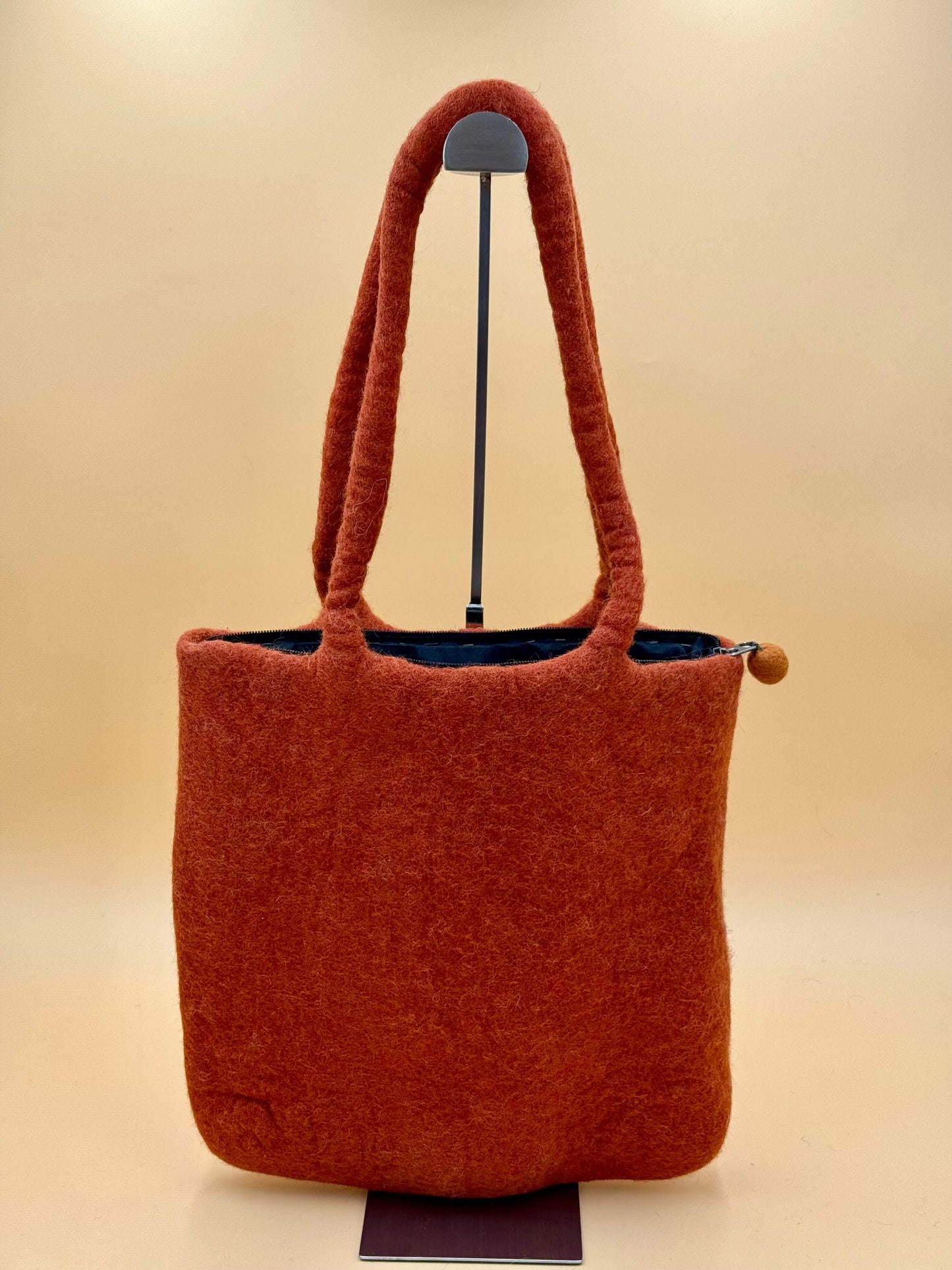 Handmade Schultertasche Filztasche Size L in orange, ideal für Alltag mit Reißverschluss und Innenfutter.
