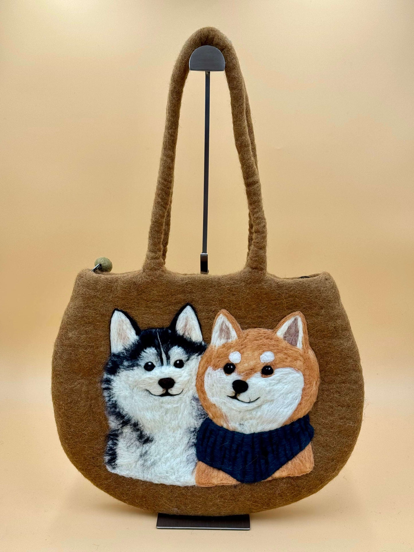 Handgemachte Schultertasche Filztasche in Größe L mit Corgi und Husky Design, braun mit bunten Applikationen.