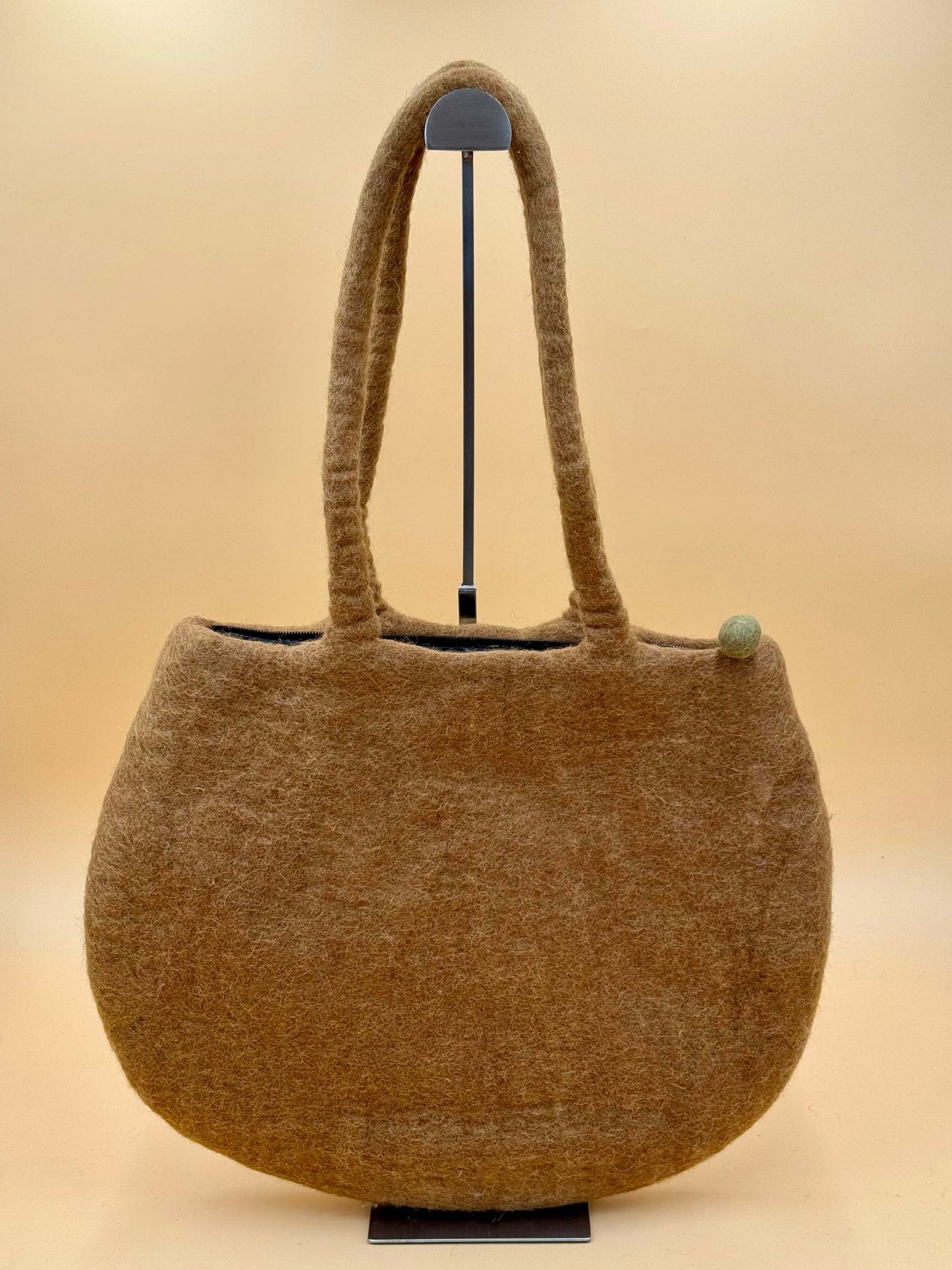 Schultertasche Filztasche Size L Totes Bag in braun mit zwei Trägern und einer kleinen grünen Applikation