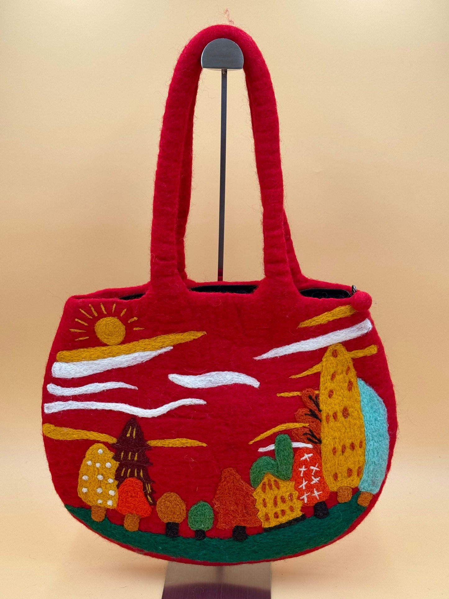 Schultertasche Filztasche Size L in rot mit bunten Häusern und Landschaftsmotiv, handgefertigt aus 100% Wolle.