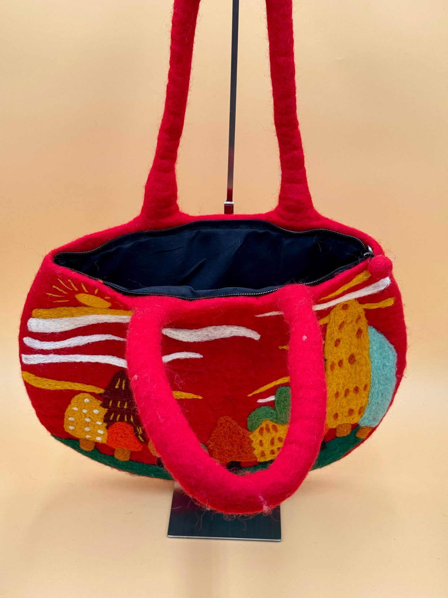Handgemachte Schultertasche Filztasche Size L Totes Bag in rot mit bunten Häusern und Innenfutter.