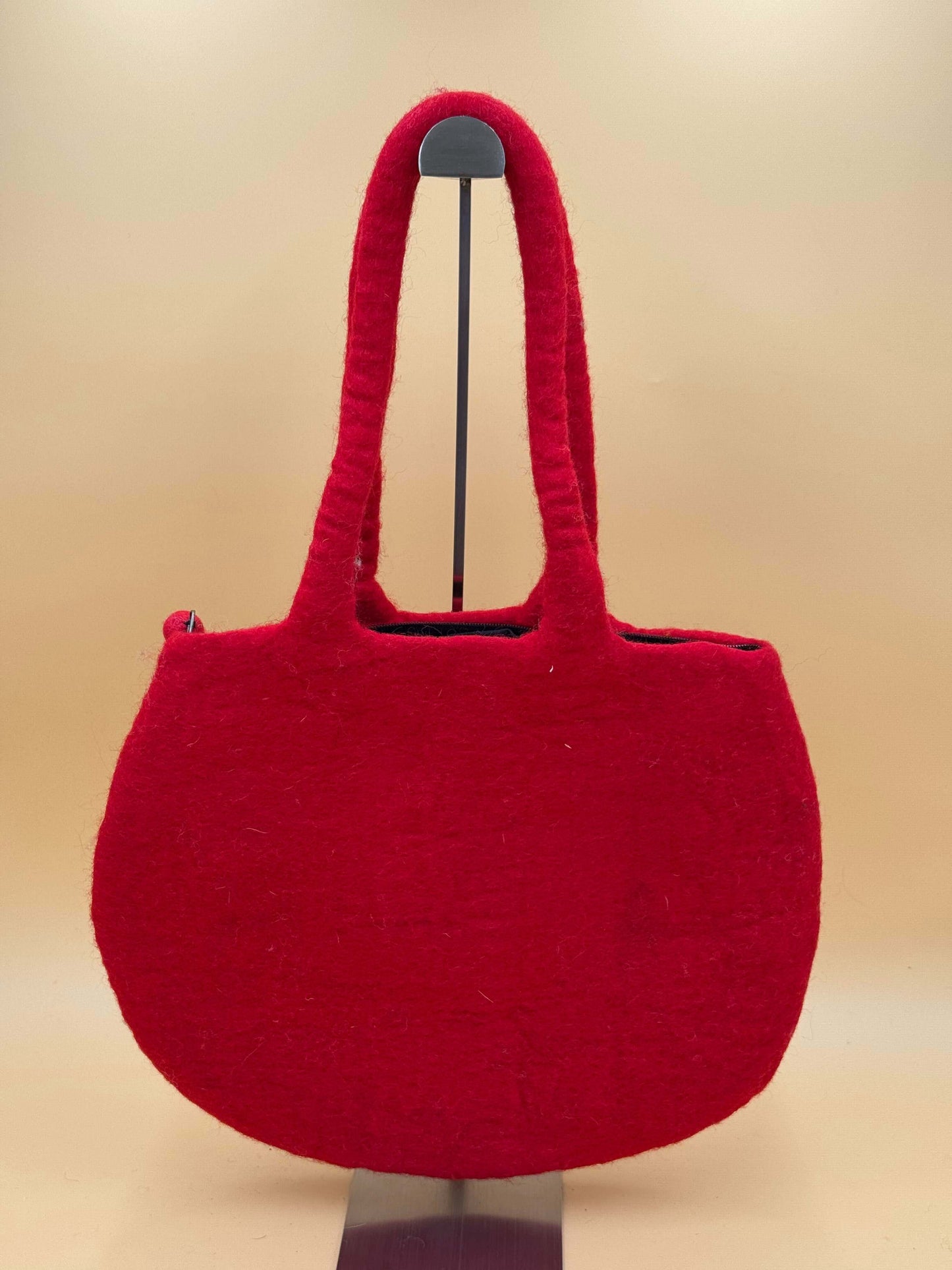 Schultertasche Filztasche Size L Totes Bag in rot, handgemacht aus 100% Wolle, ideal für das Tragen von Kleinigkeiten.