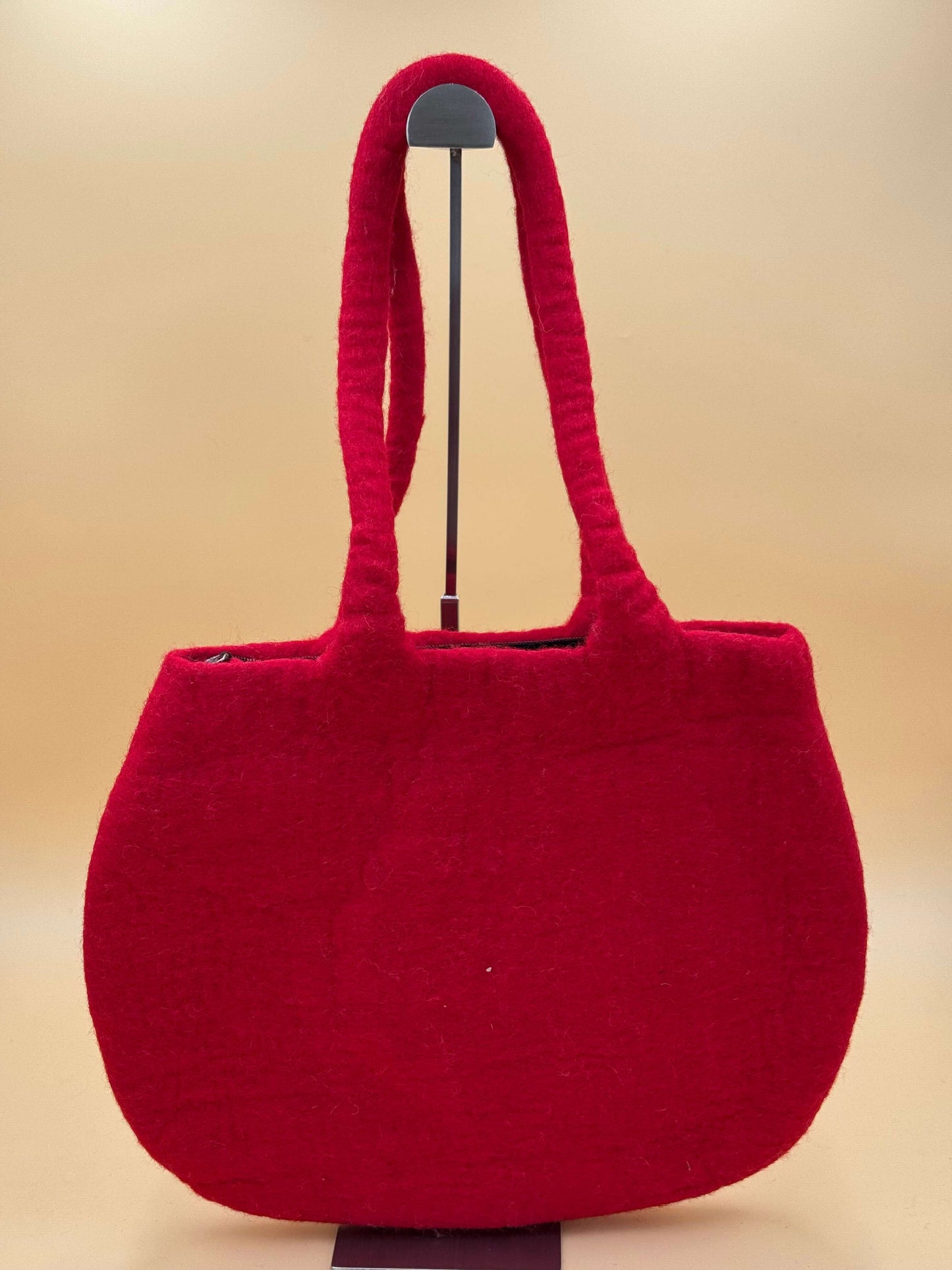 Rote Schultertasche Filztasche Size L Totes Bag aus 100% Wolle, handgemacht, mit Reißverschluss und Innenfutter.