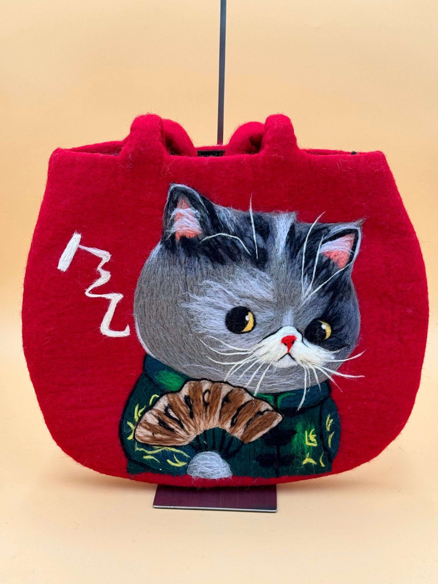 Handgemachte Schultertasche in Rot mit Katzenmotiv und Kungfu Element, Größe L, aus 100% Wolle.