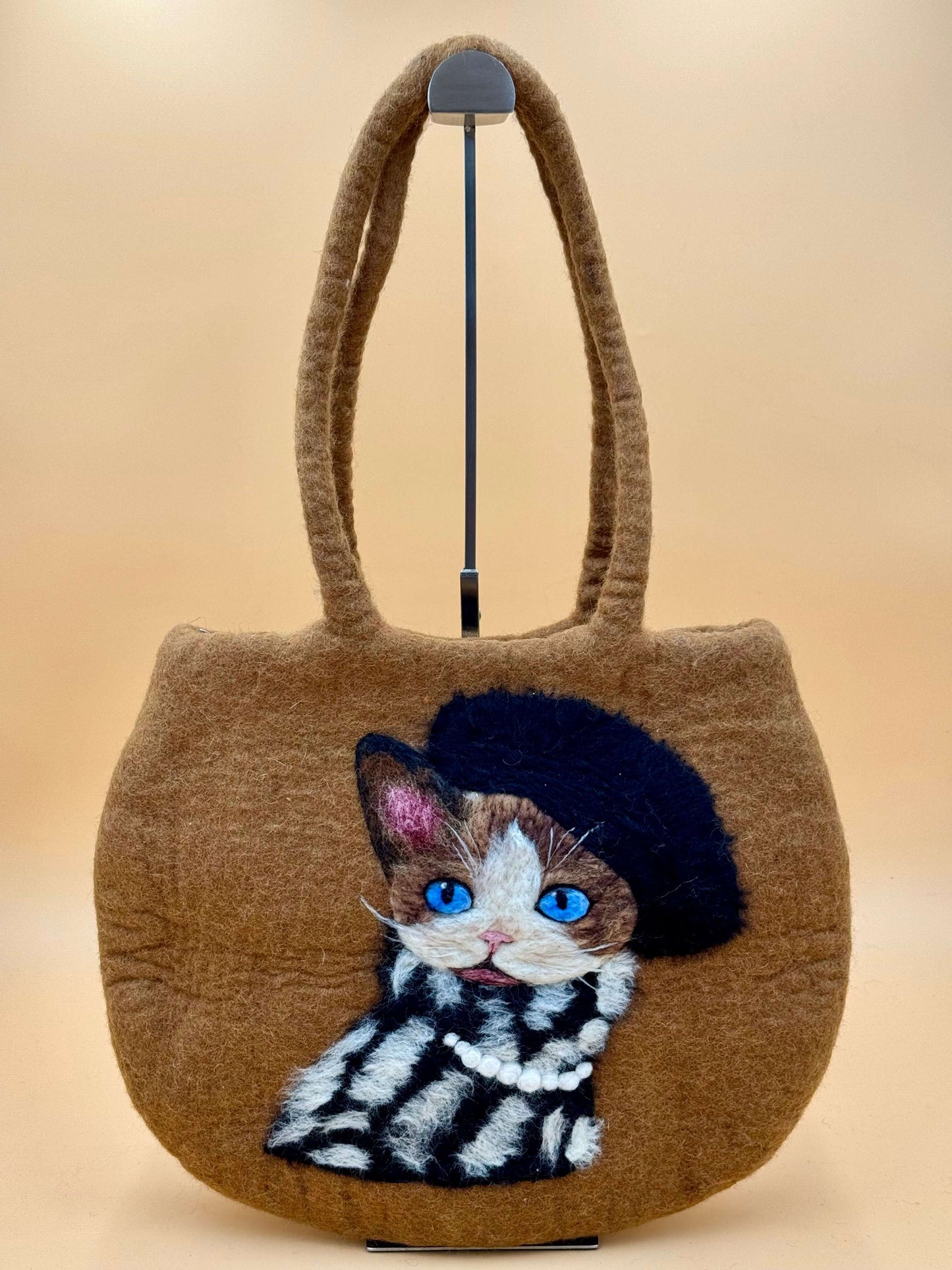 Handmade brown felt shoulder bag with cat design, size L, featuring stylish stripes and a fashionable beret.