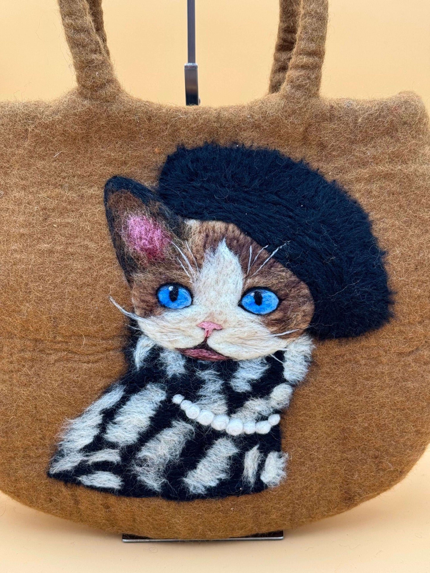 Handgemachte Schultertasche Filztasche in Größe L mit katzenmotiv, braun, schwarz und weiß. Perfekt für Mode-Liebhaber.