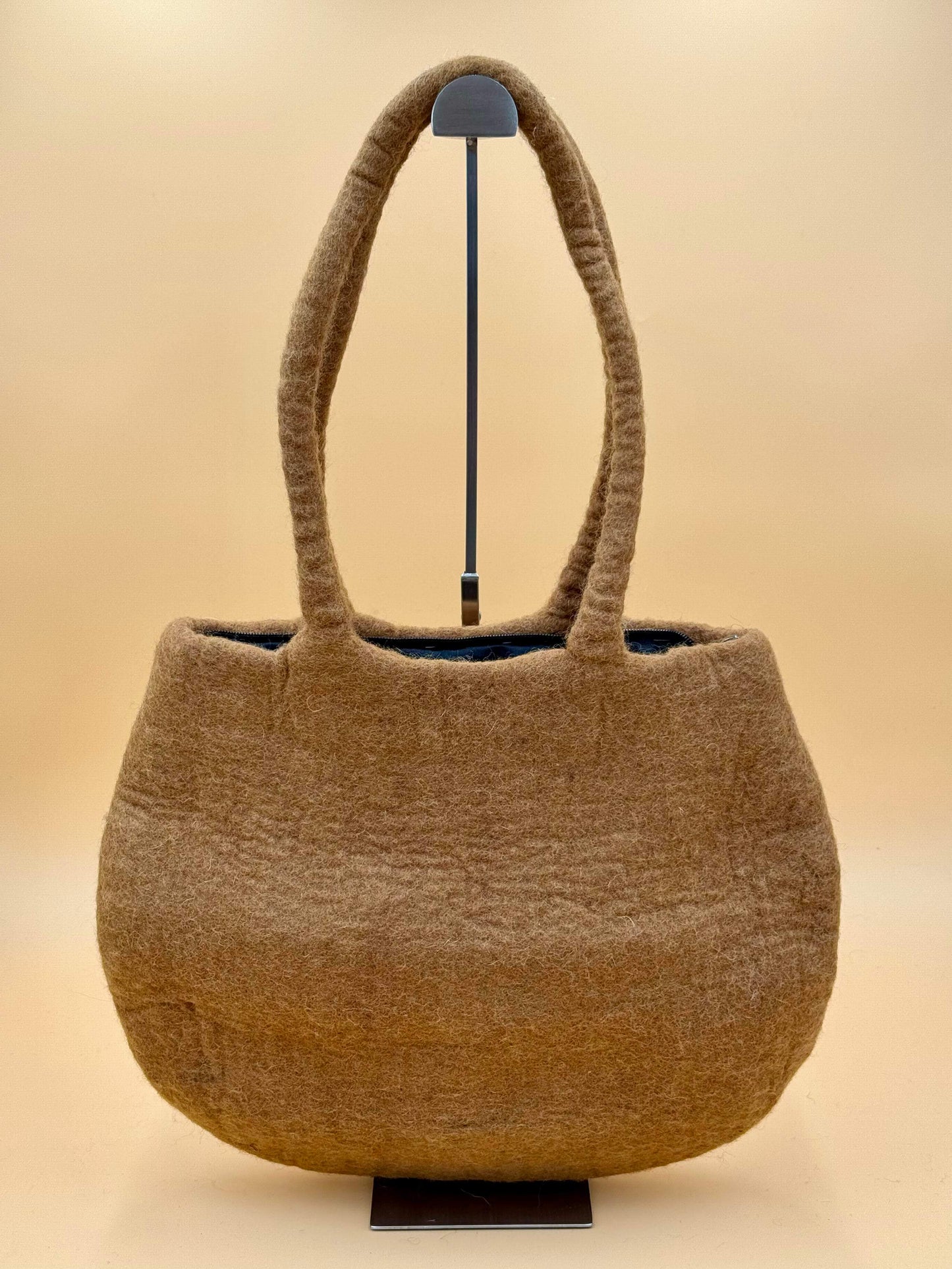 Handmade brown felt tote bag, shoulder bag, size L, stylish design with zipper and lined interior.
