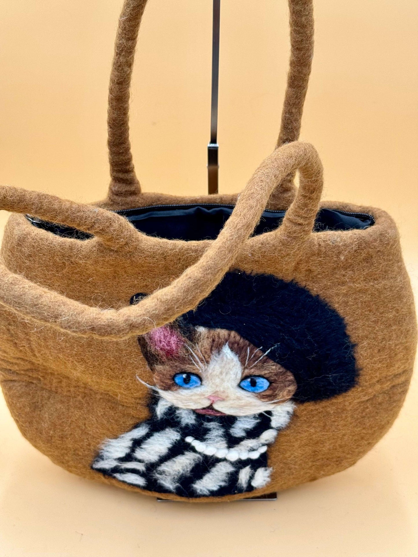 Schultertasche Filztasche Size L Totes Bag mit Katzenmotiv aus Wolle in braun, schwarz, weiß.