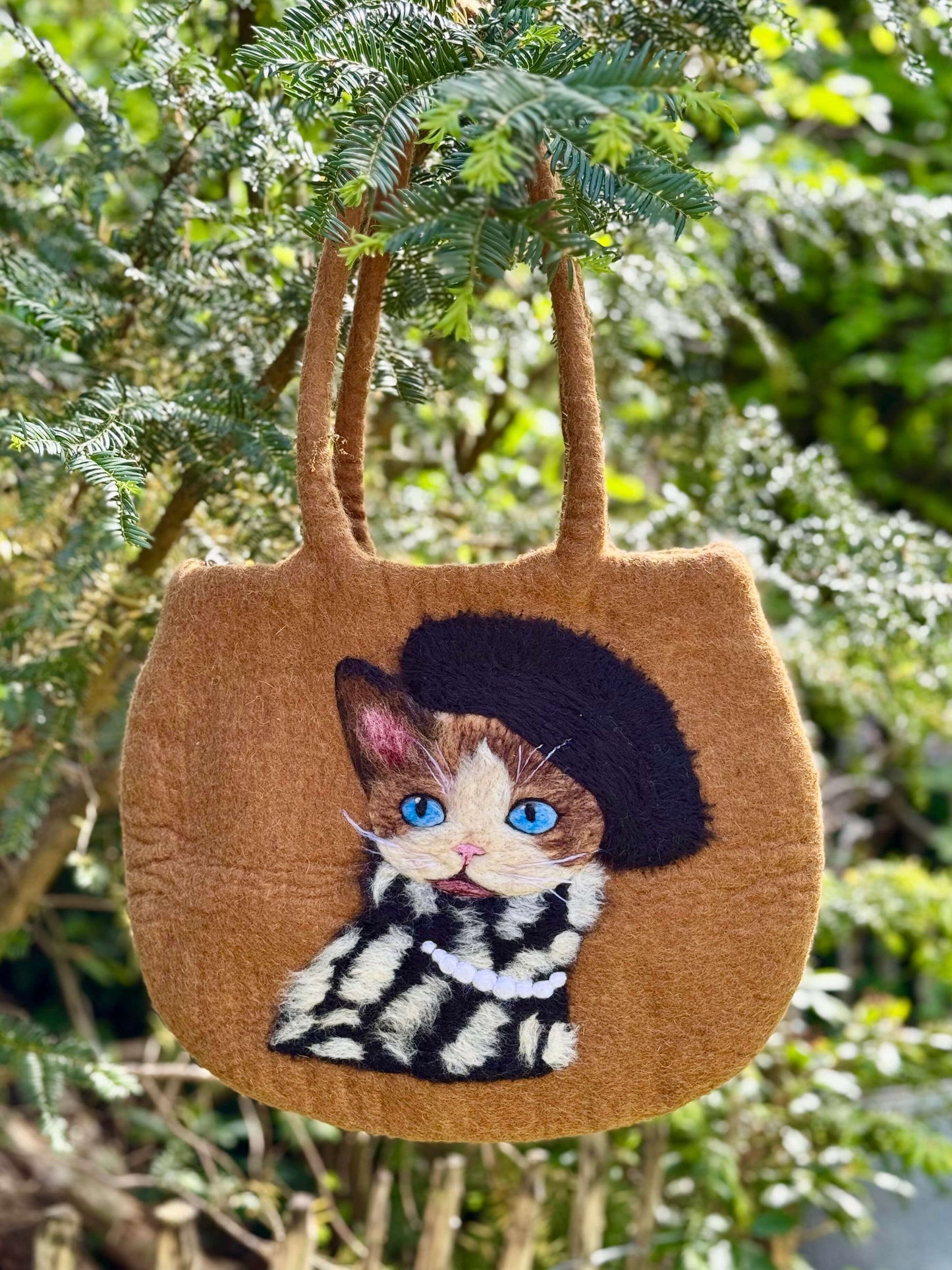 Handmade brown felt shoulder tote bag featuring a cute cat design, size L 39x32cm, perfect for daily use.