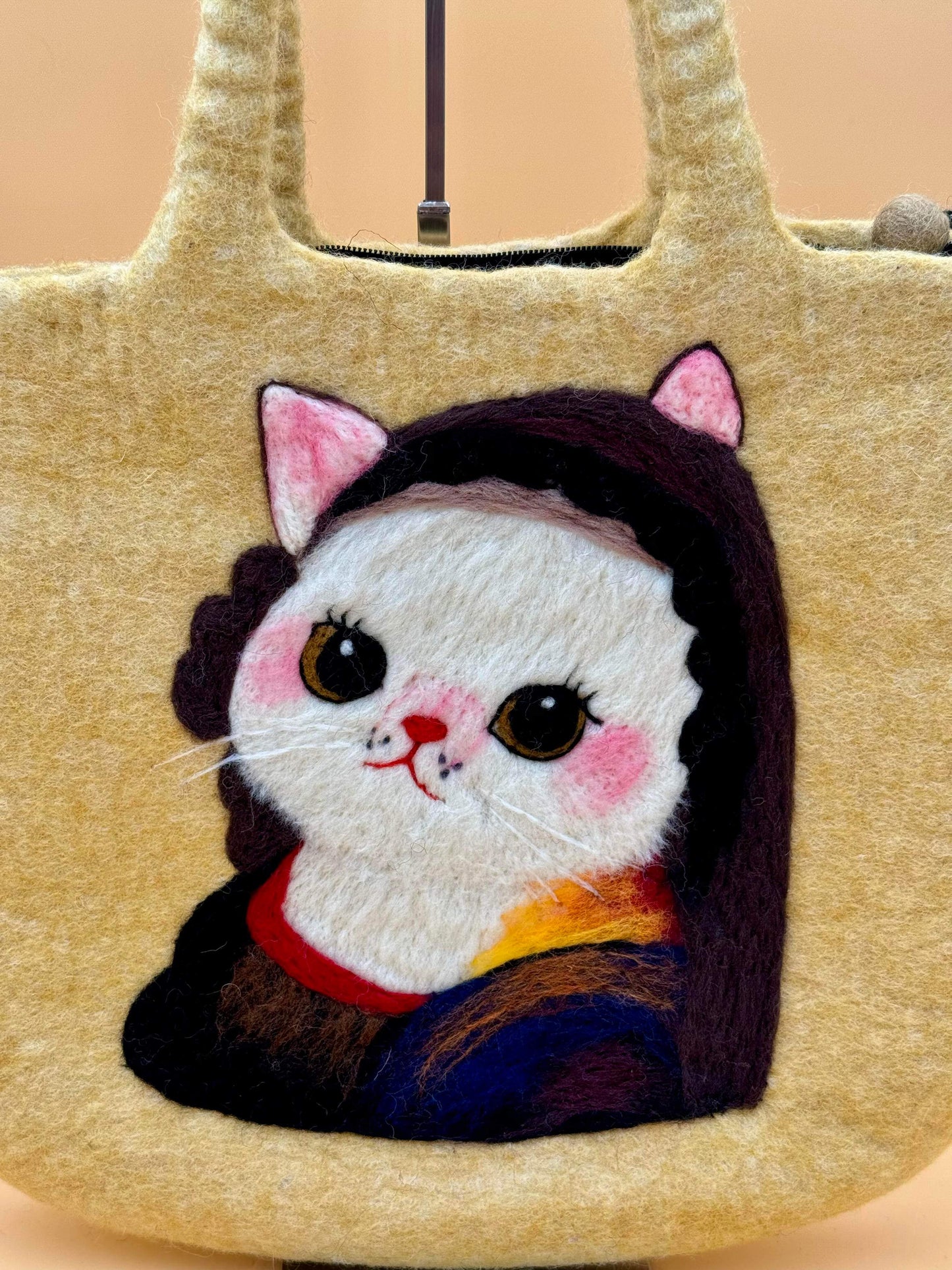 Handmade shoulder bag featuring a cat design inspired by the Mona Lisa, made from 100% wool.