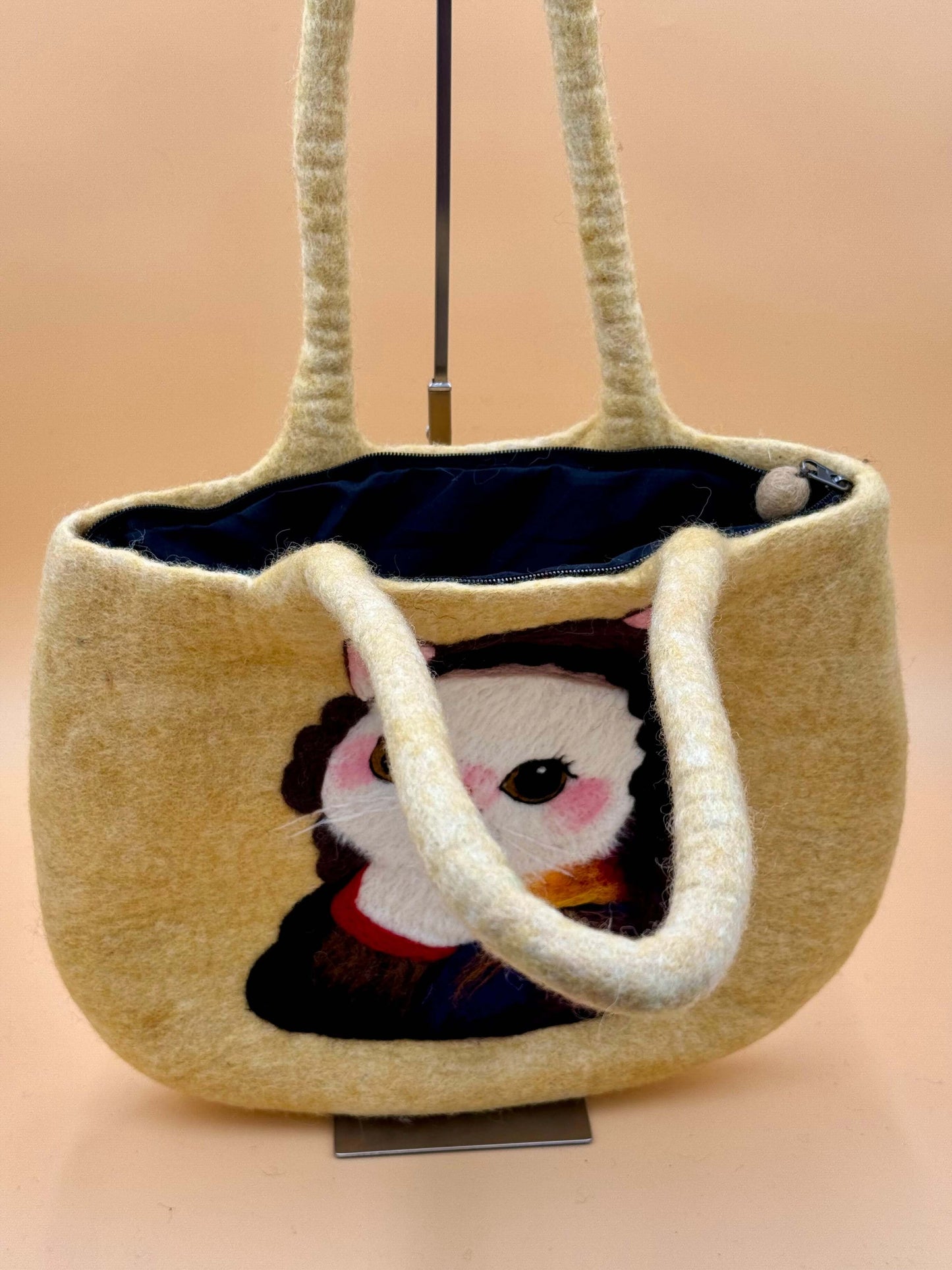 Schultertasche Filztasche Size L Totes Bag mit Mona Lisa Katze Design, handgefertigt aus 100% Wolle.