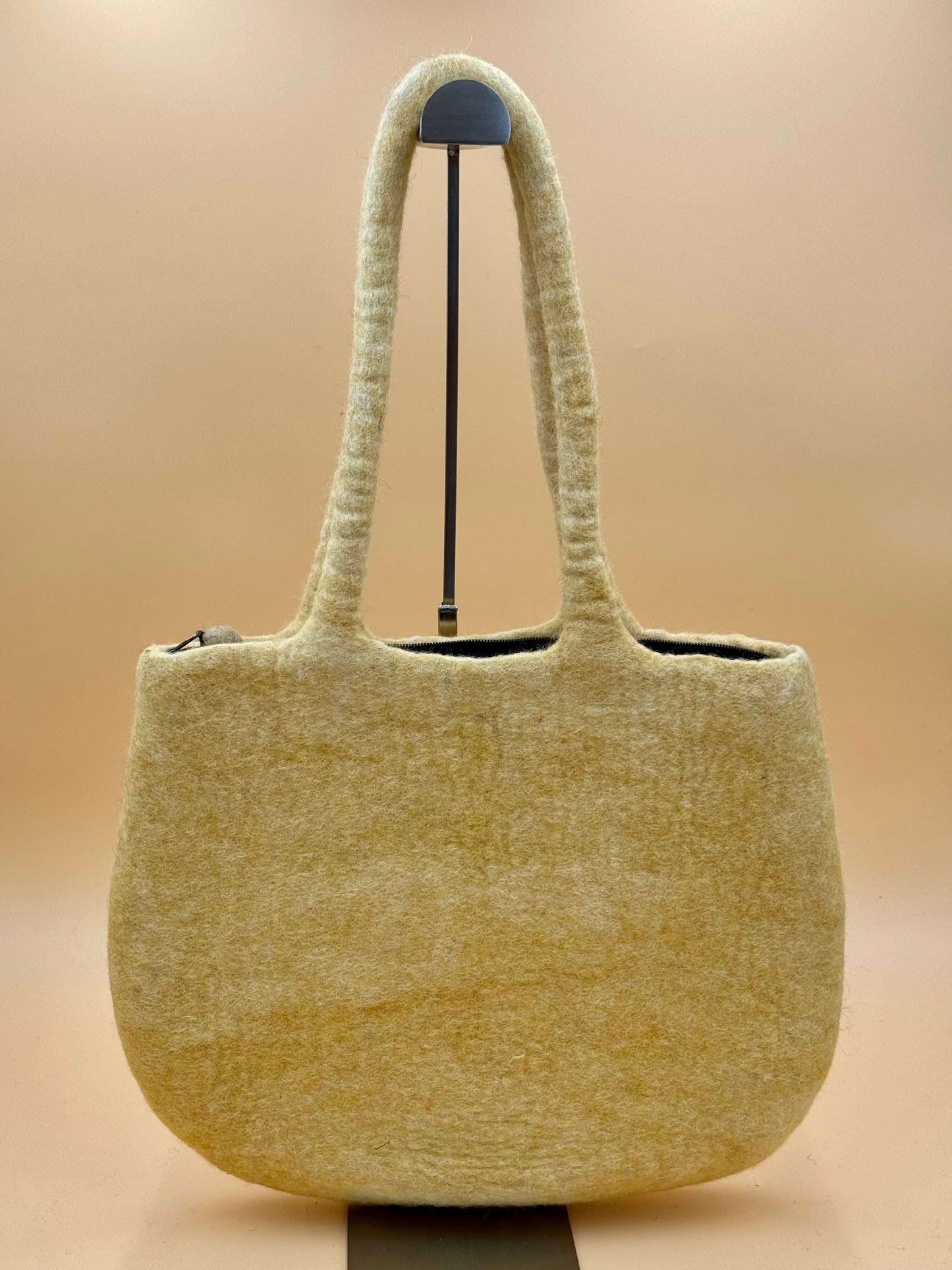 Beige Schultertasche Filztasche Size L Totes Bag, handgemachtes Design, ideal für Alltag und elegante Ausflüge.