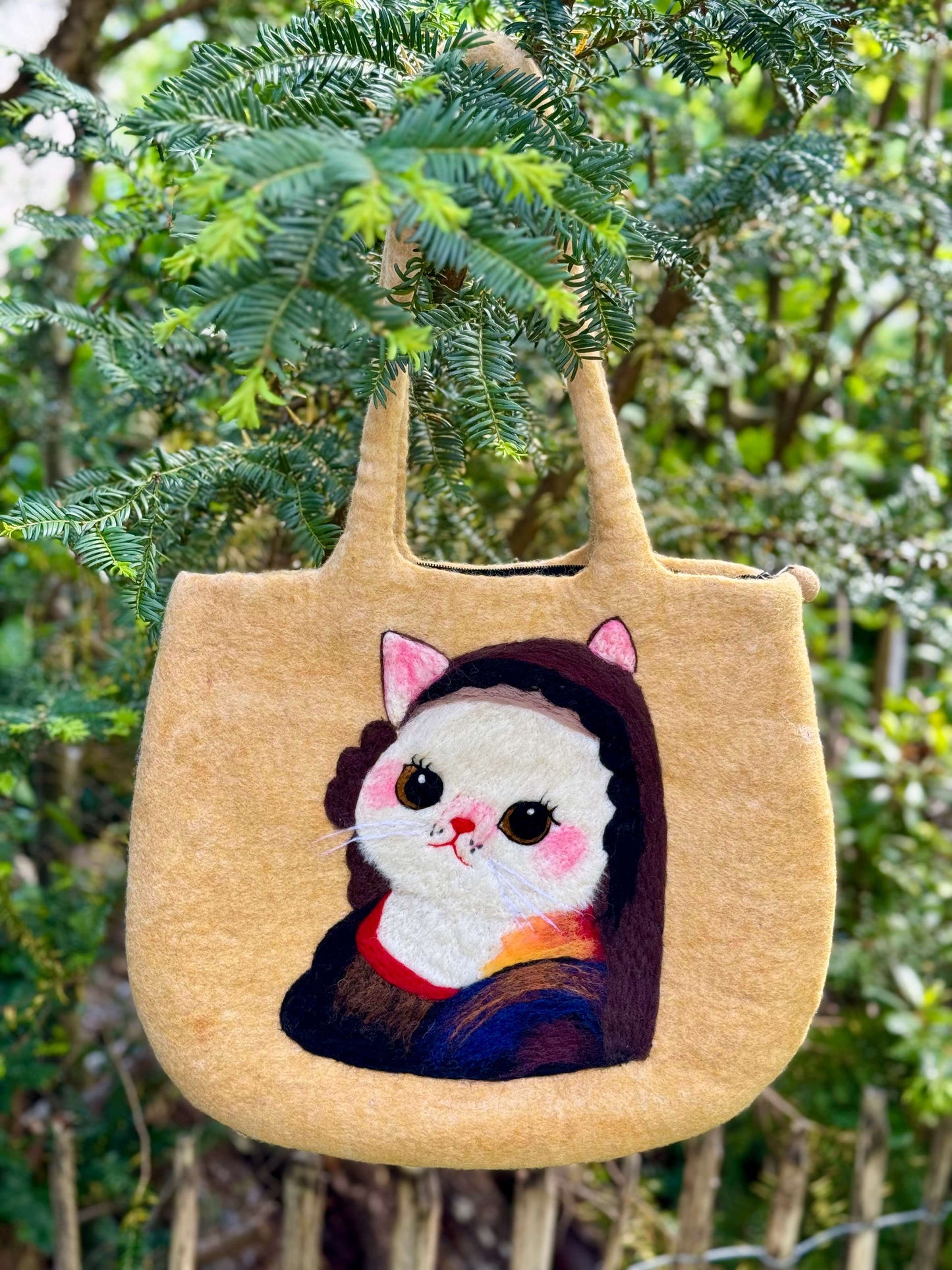 Schultertasche Filztasche Size L mit Katzenmotiv, handgemachte Totes Bag in gelb, schwarz, weiß und braun.