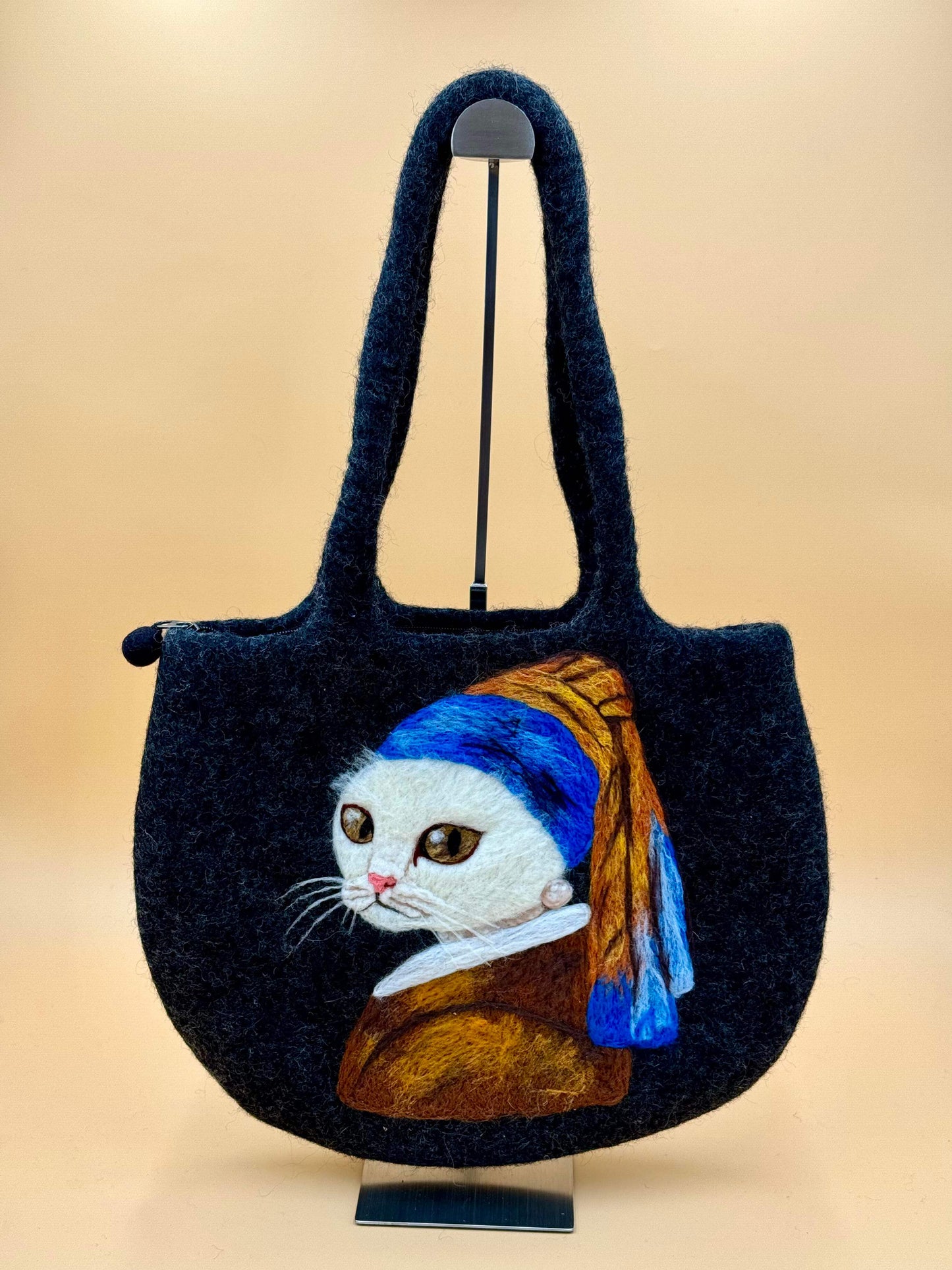 Schultertasche Filztasche Size L mit einzigartigem Katzen-Design, inspiriert von Perle Mädchen, handgemacht aus 100% Wolle.
