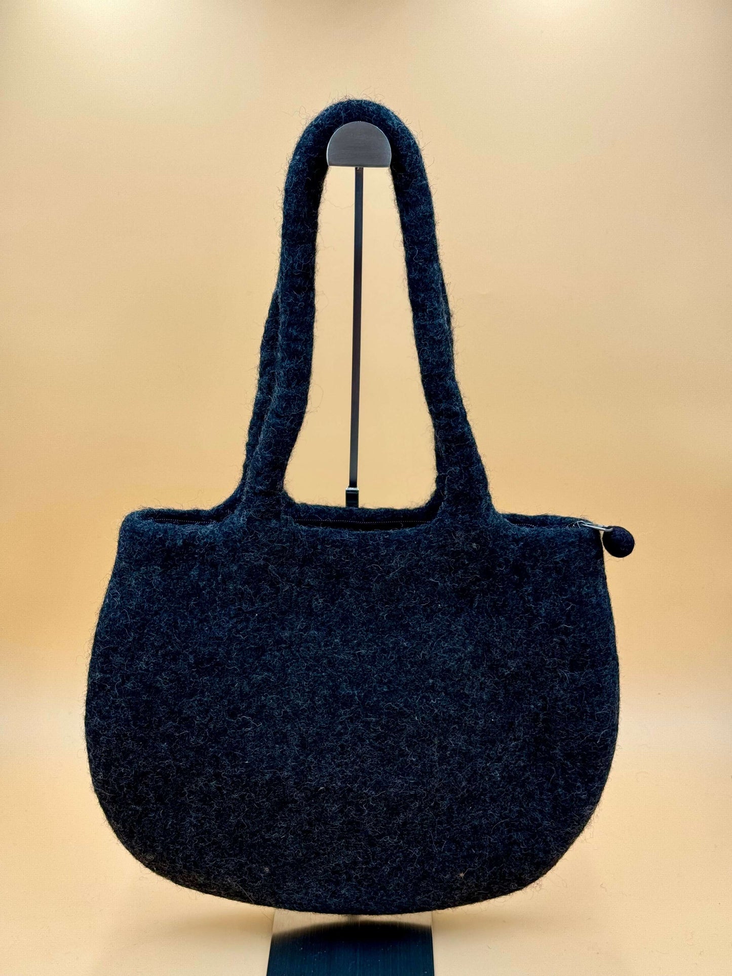 Handgemachte Schultertasche Filztasche in grau, Größe L, einzigartiges Design, ideal für den täglichen Gebrauch.