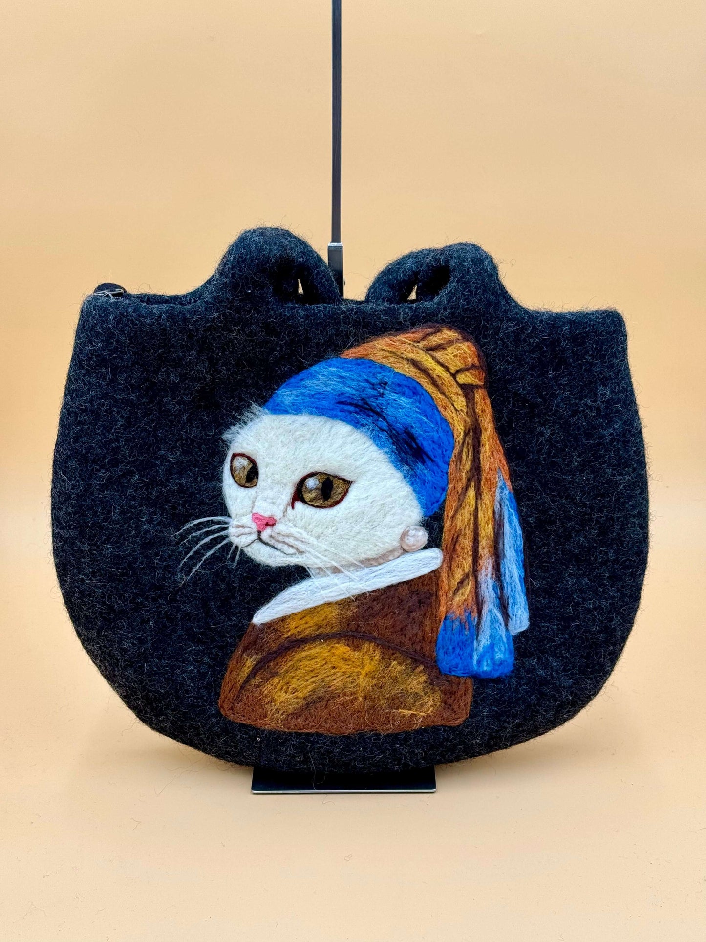 Schultertasche Filztasche Size L Totes Bag mit Katzenmotiv im Perle Mädchen Stil, handgemacht aus 100% Wolle.