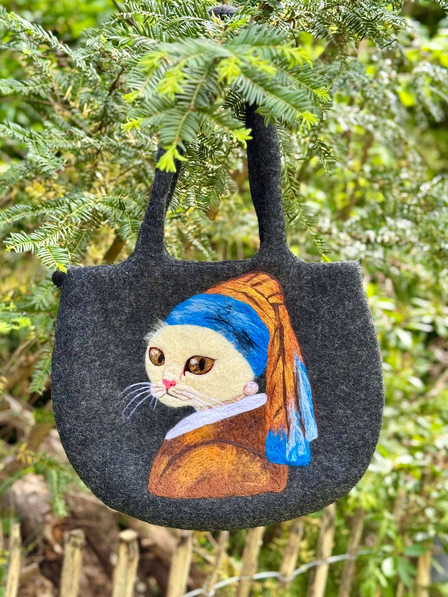 Schultertasche Filztasche Size L Totes Bag mit Perle Katze Design in grau und blau, 100% Wolle, handgefertigt.