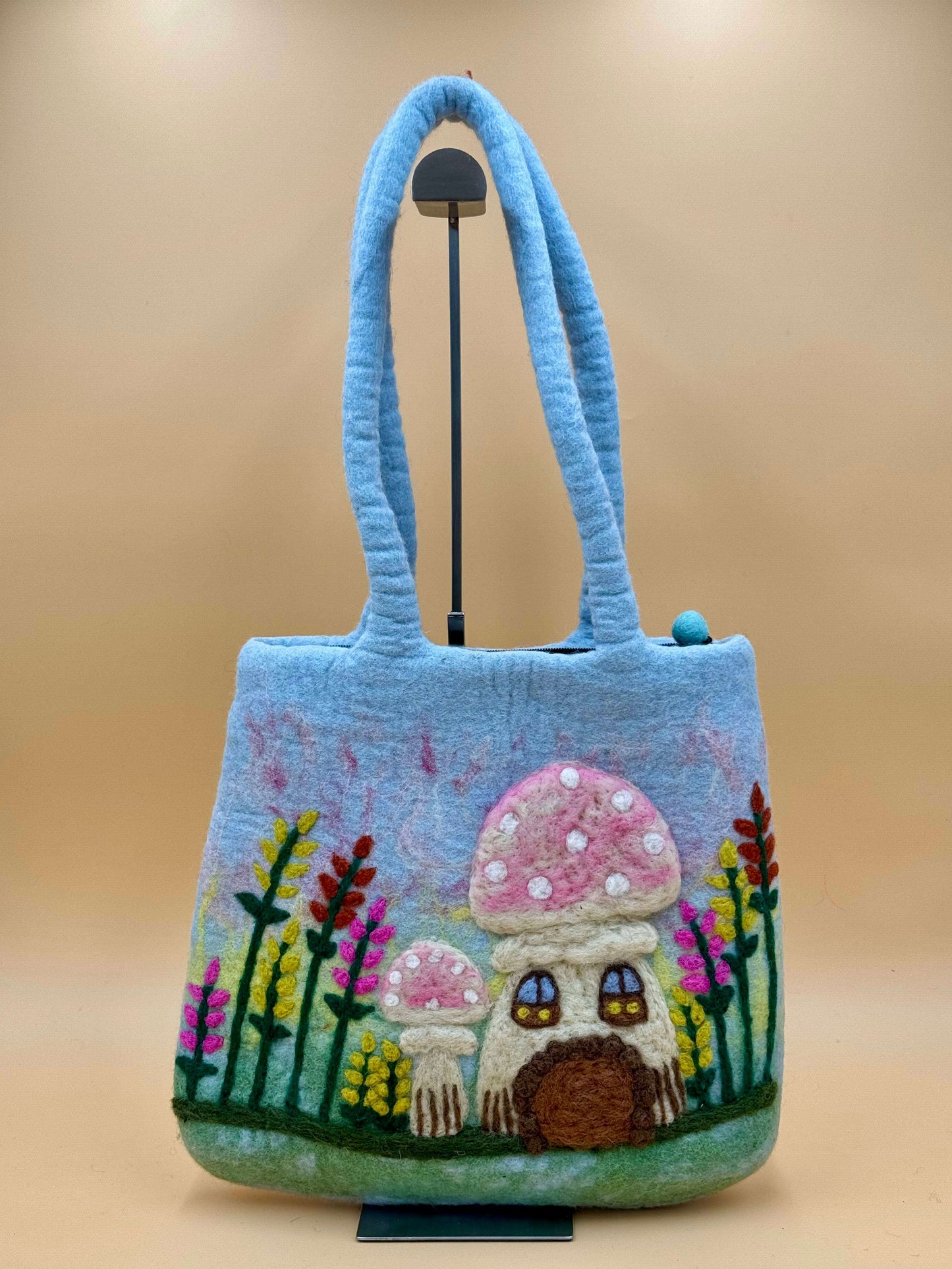 Handgemachte Schultertasche Filztasche Size L mit Pilz Häuschen, 100% Wolle in blau, rosa, braun und gelb.