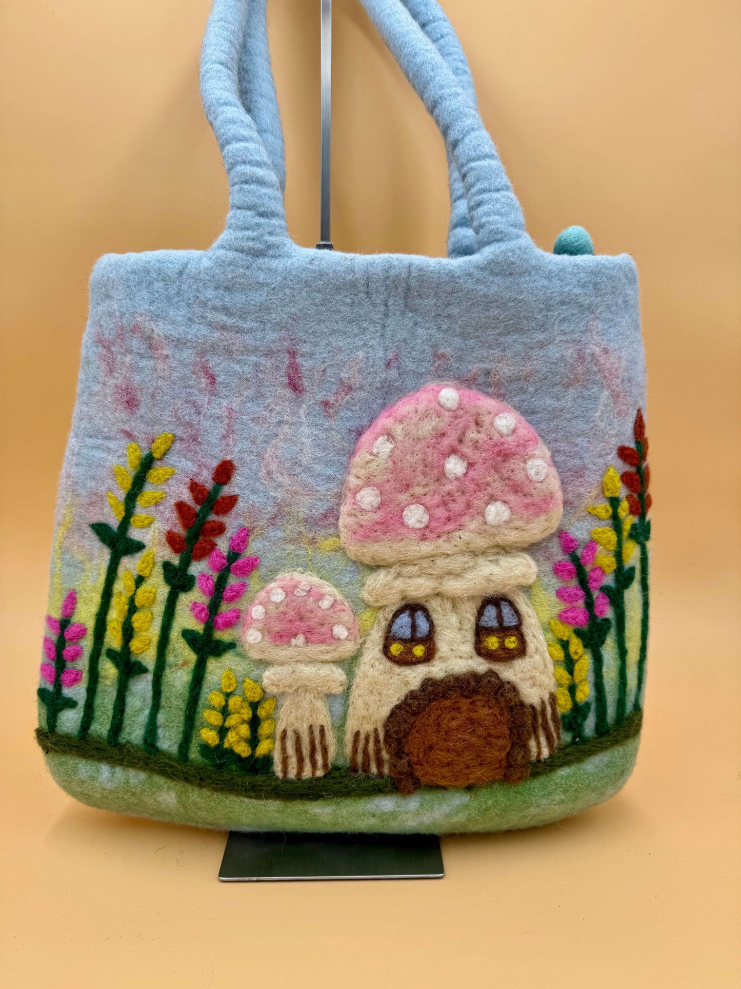 Schultertasche Filztasche Size L Totes Bag mit Pilz Häuschen Design, handgemacht aus 100% Wolle in Blau, Rosa und Braun.