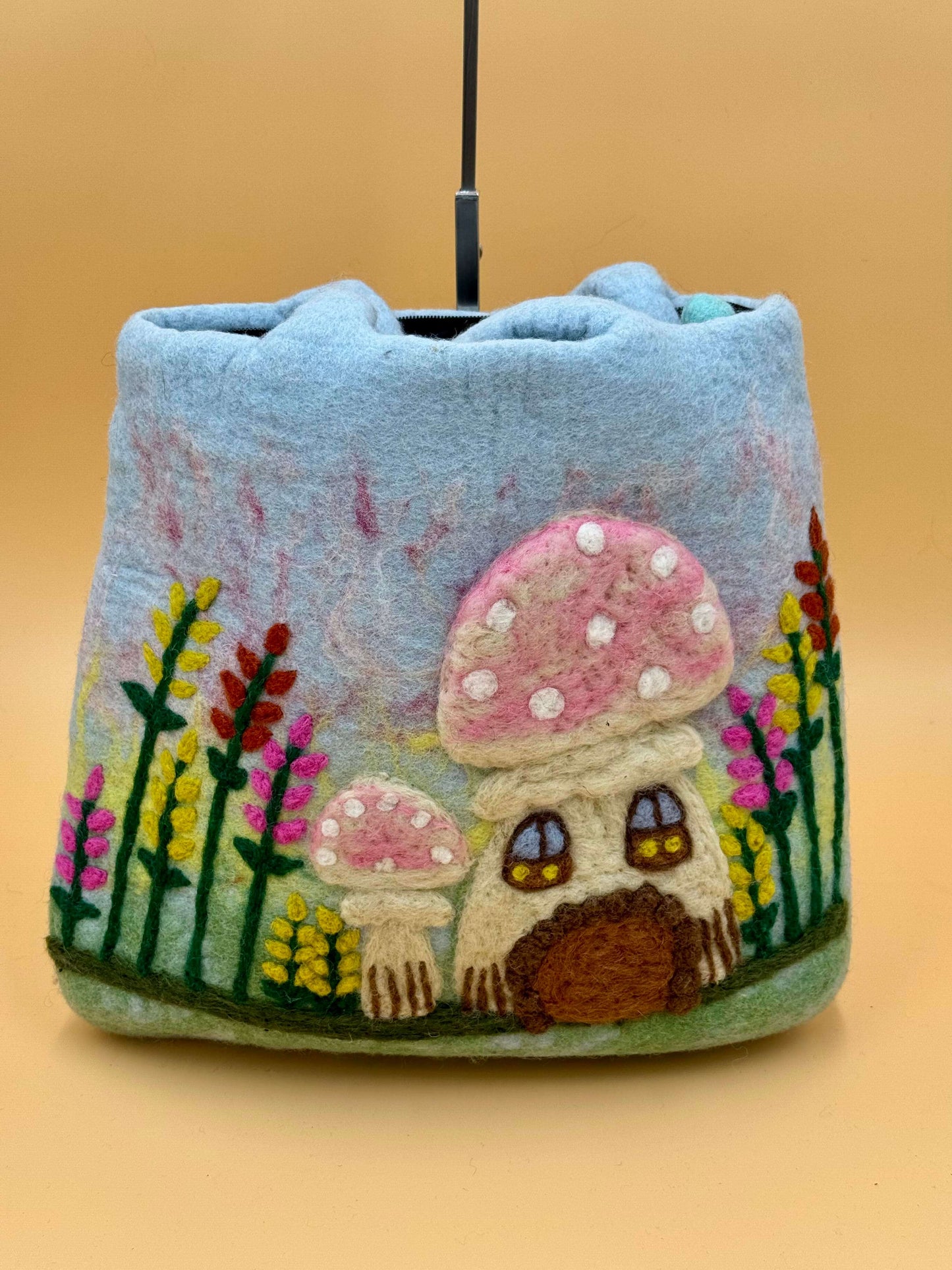 Schultertasche Filztasche Size L Totes Bag mit Pilzhäuschen, handgemacht aus Wolle, in blau mit bunten Blumen