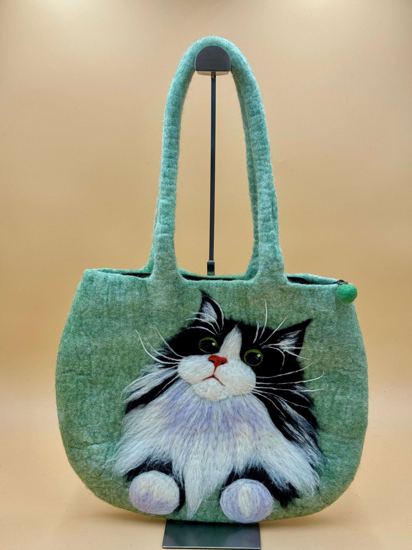 Handmade green shoulder felt bag with longhaired cat design. Size L, ideal for carrying daily essentials.