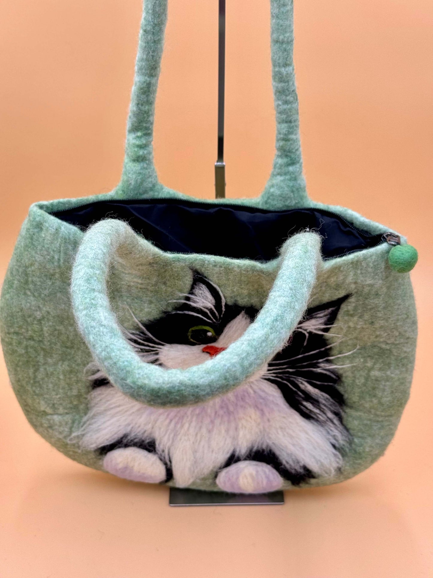 Schultertasche Filztasche Size L grüne Tasche mit langhaariger Katze, handgefertigt, 39x32cm, 100% Wolle.