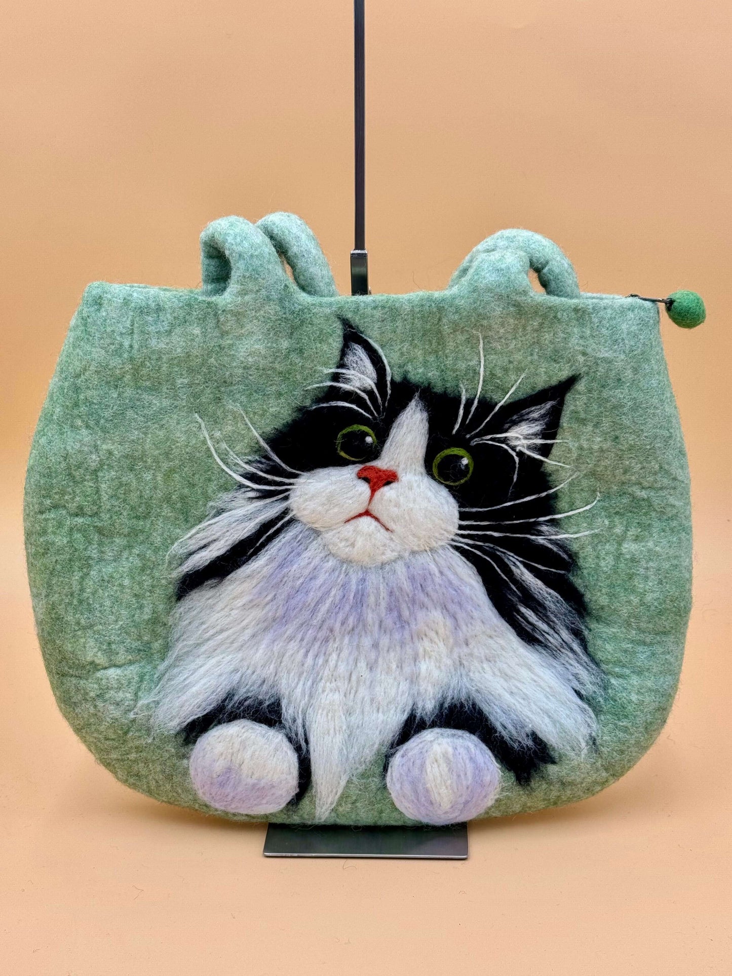 Handgemachte Schultertasche in grün mit schwarz-weißer langhaarkatze, Größe L, 39x32cm, aus 100% Wolle.