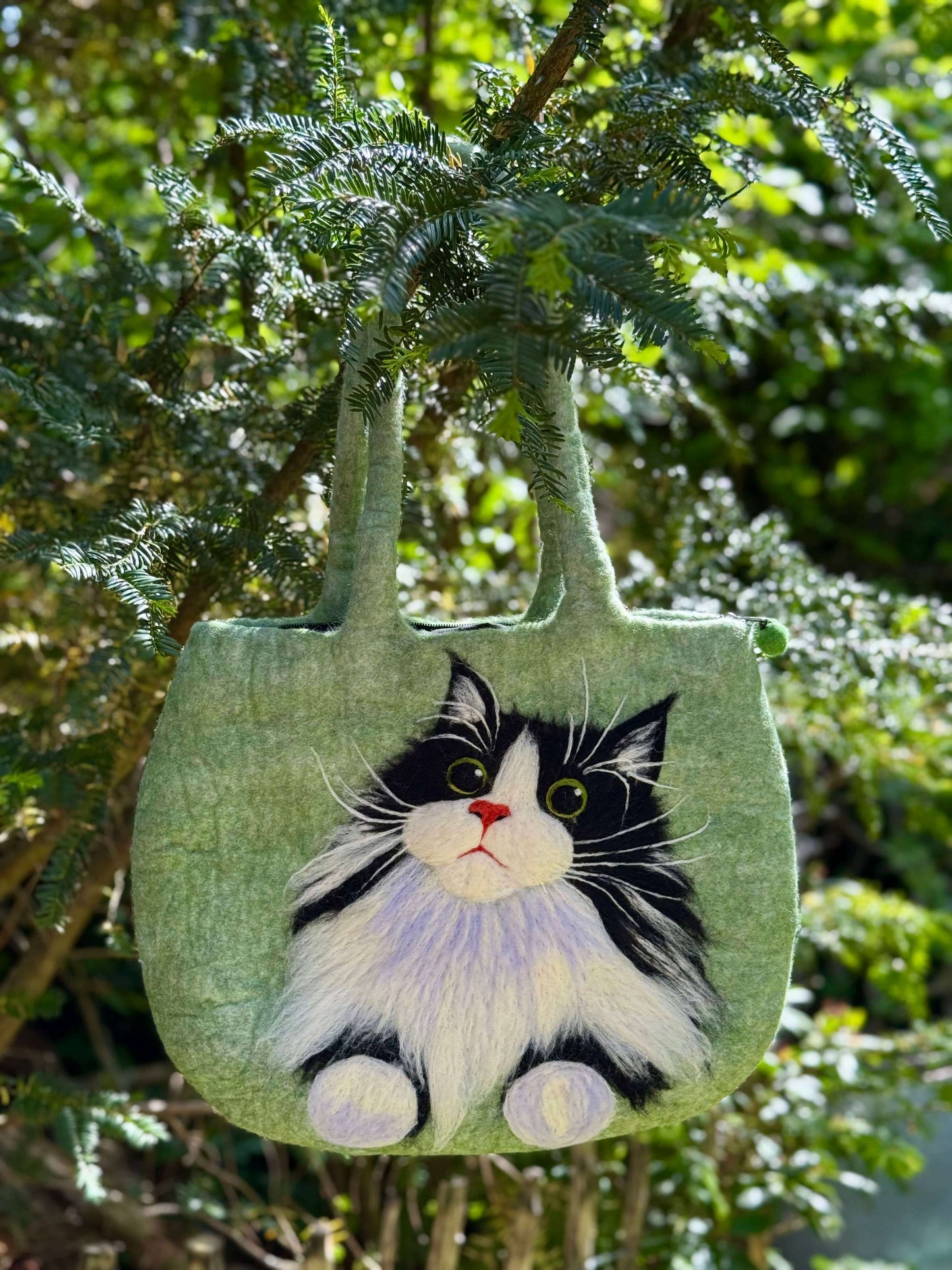 Handmade green felt tote bag featuring a long-haired cat design, ideal for daily essentials.