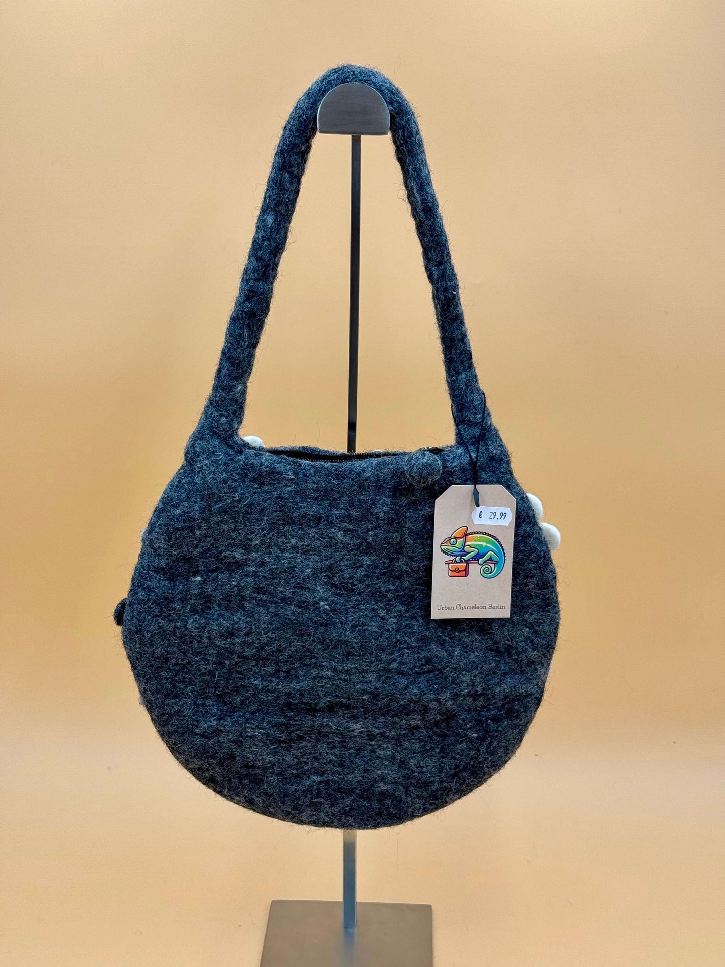 Handgemachte Schultertasche Filztasche Size M in grau, Baguette Bag mit Innenfutter und Reißverschluss.