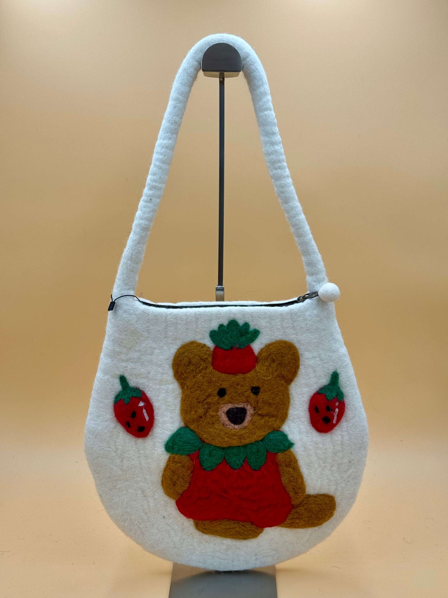 Schultertasche Filztasche Size M Baguette Bag mit Bär und Erdbeeren, handgefertigt aus 100% Wolle, ideal für Alltag.